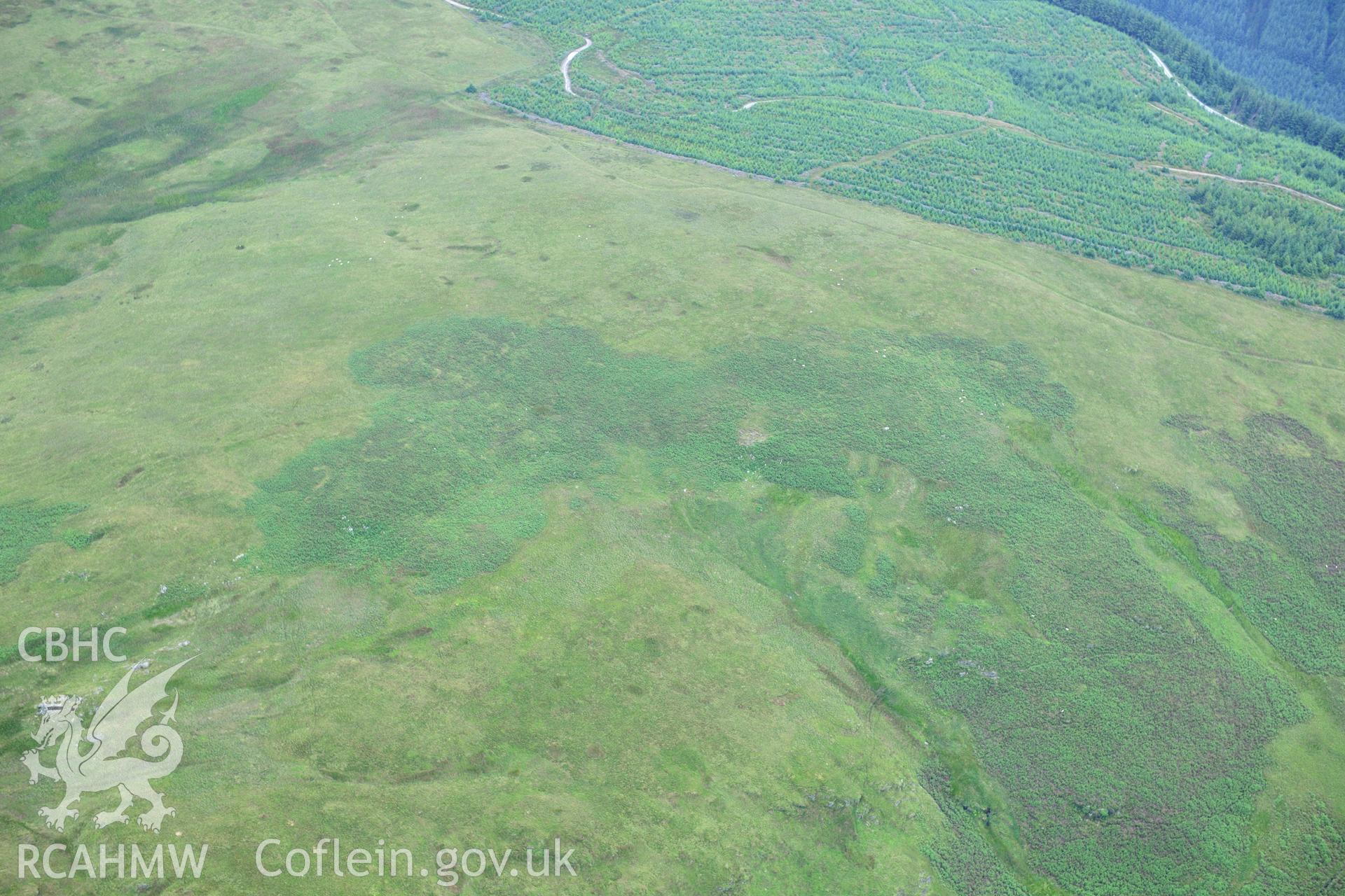 RCAHMW colour oblique photograph of Siglem Las conjoined round cairns. Taken by Toby Driver on 27/07/2012.