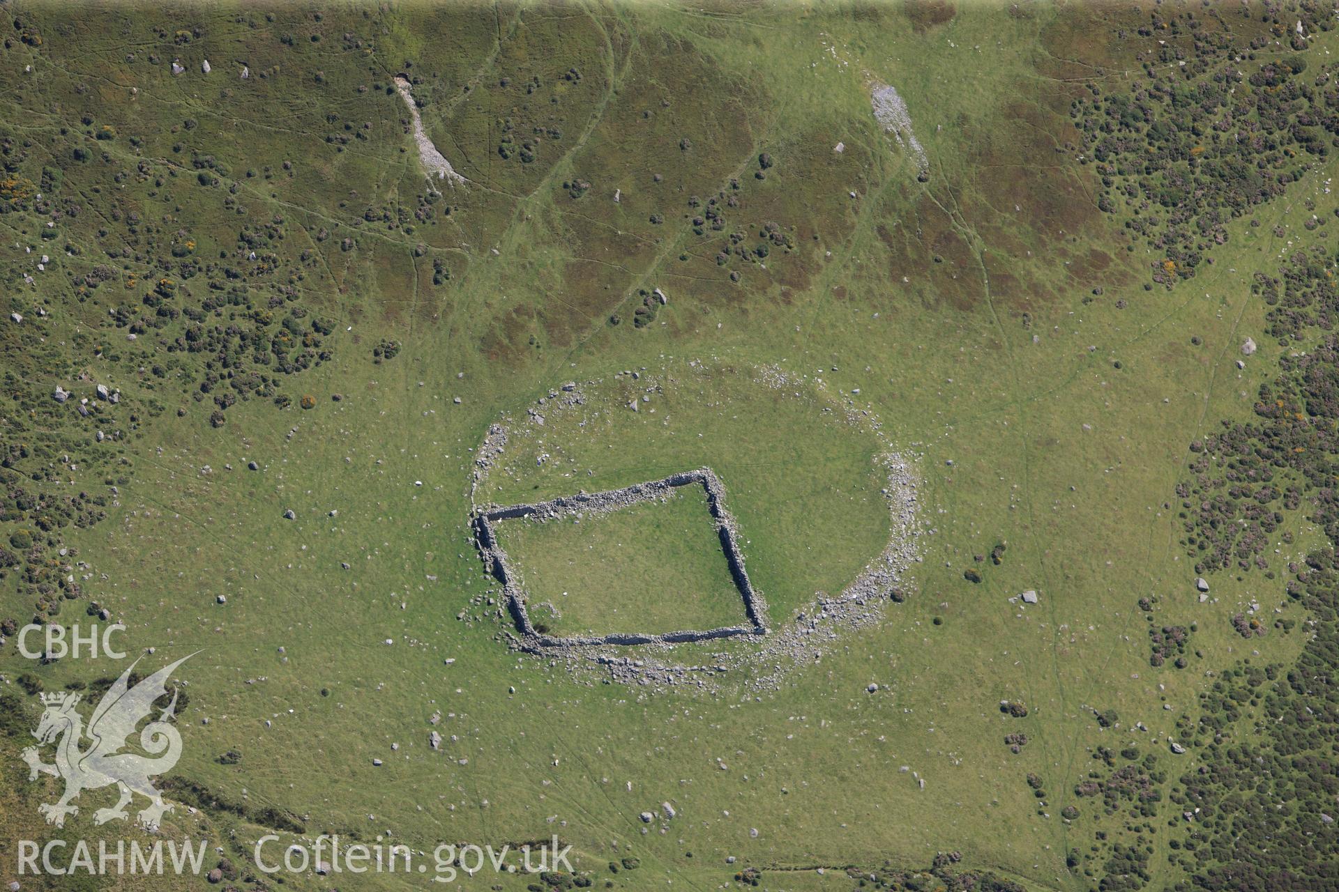 RCAHMW colour oblique photograph of enclosure, Foel Dduarth. Taken by Toby Driver on 10/08/2012.