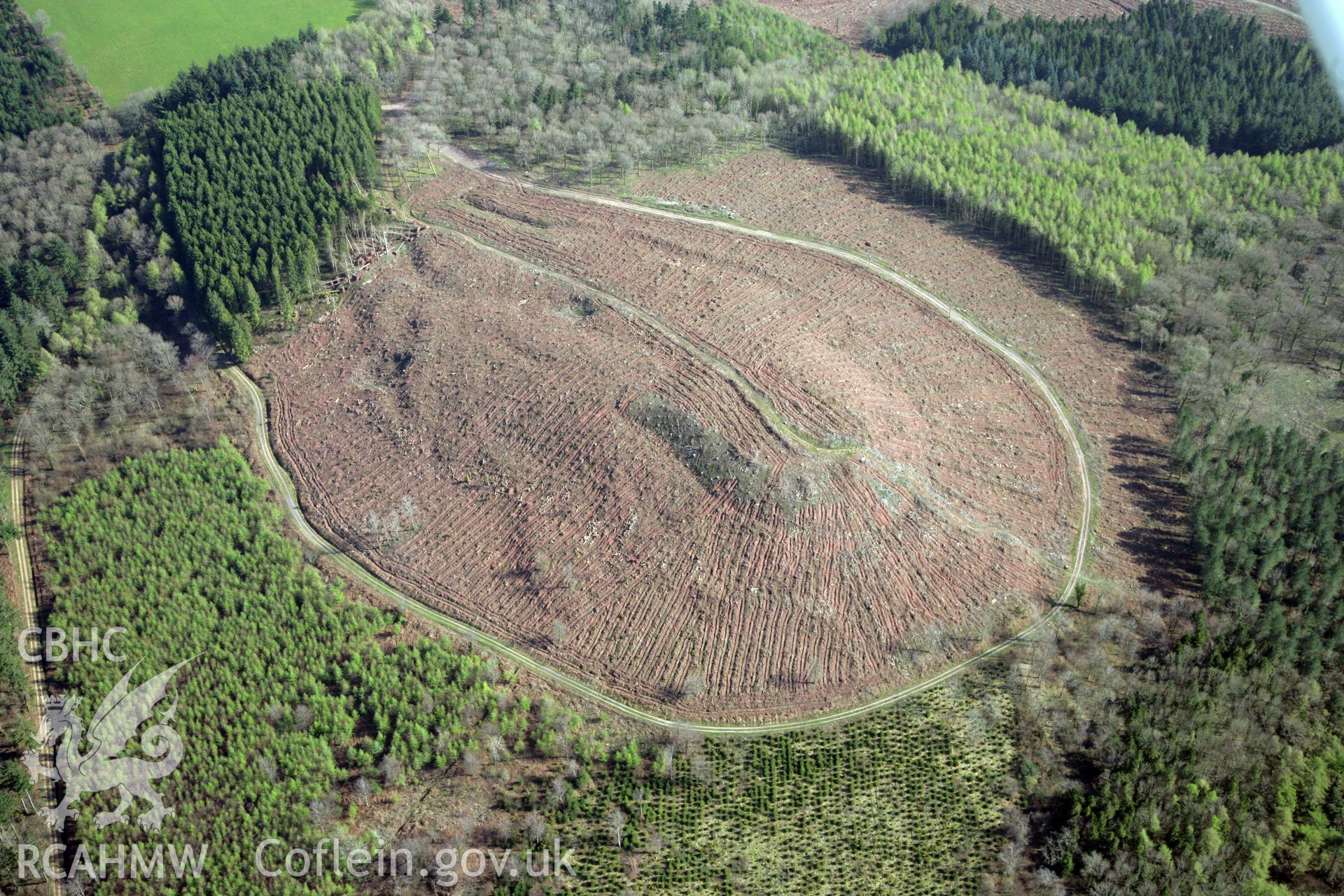 RCAHMW colour oblique photograph of Ysgyryd Fach, Little Skirrid defended enclosure. Taken by Toby Driver and Oliver Davies on 28/03/2012.