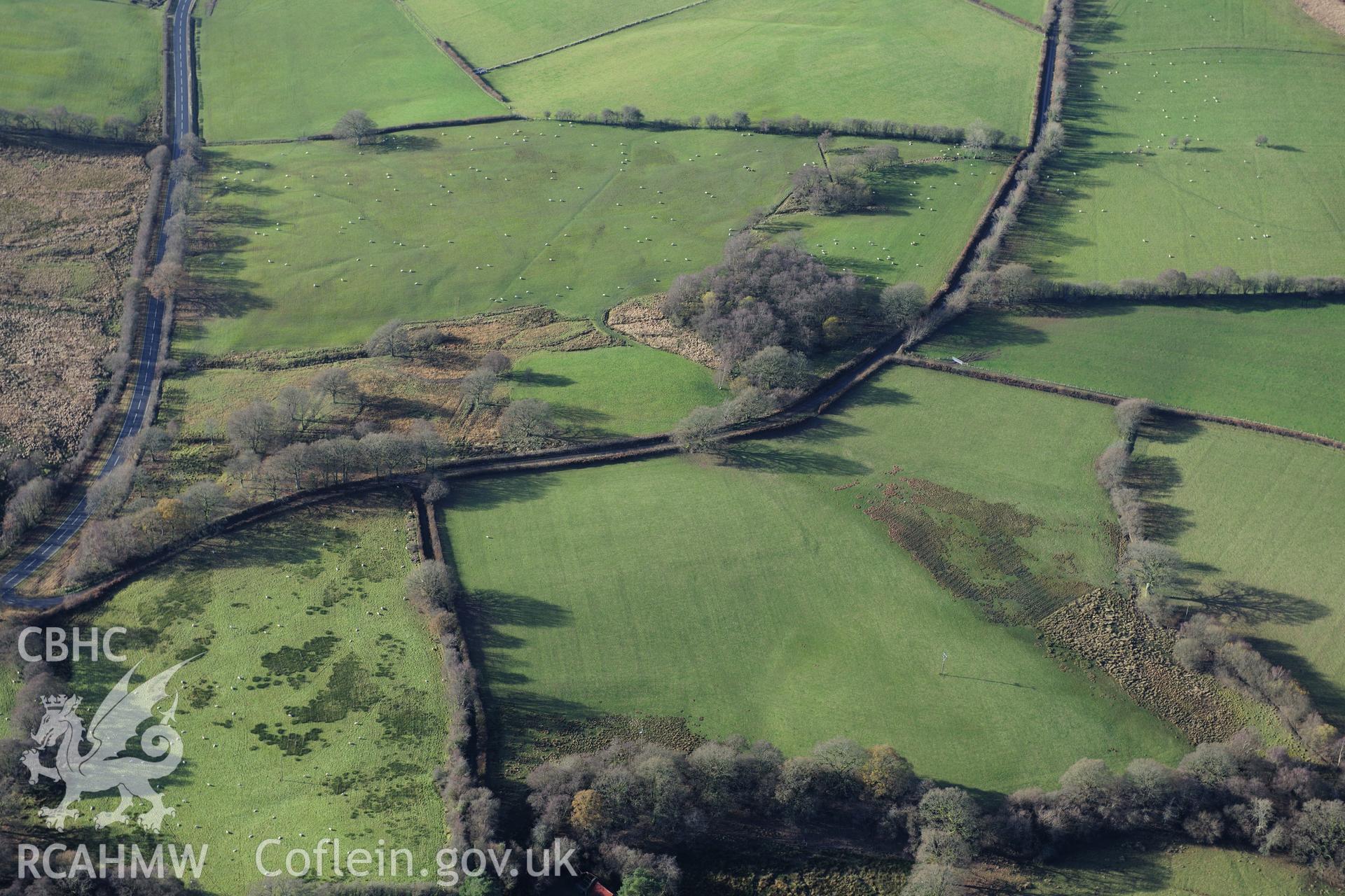 RCAHMW colour oblique photograph of Melin y Garth earthwork enclosure, or possible Roman camp. Taken by Toby Driver on 23/11/2012.