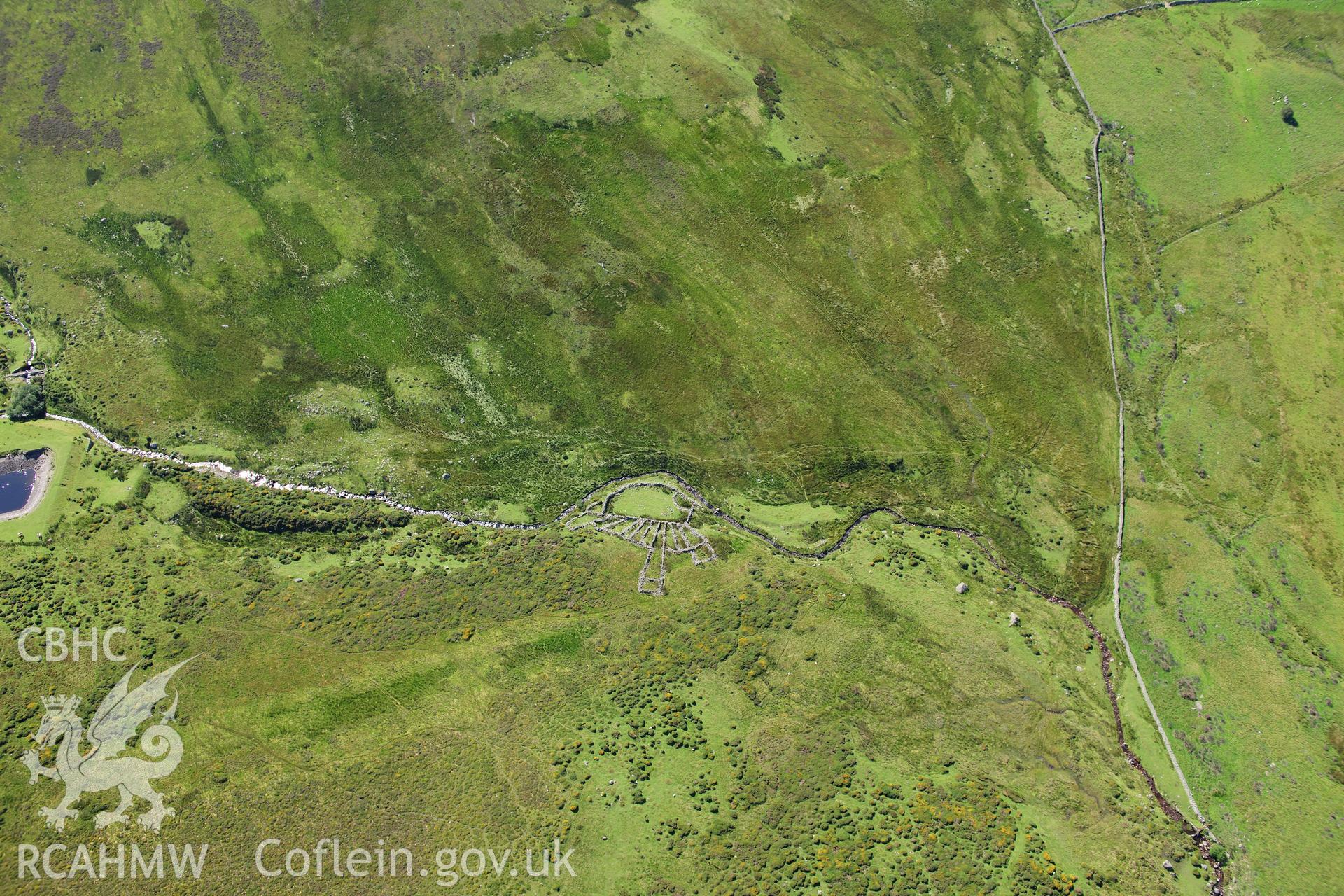 RCAHMW colour oblique photograph of sheepfold, Maen Crwn, landscape view. Taken by Toby Driver on 10/08/2012.