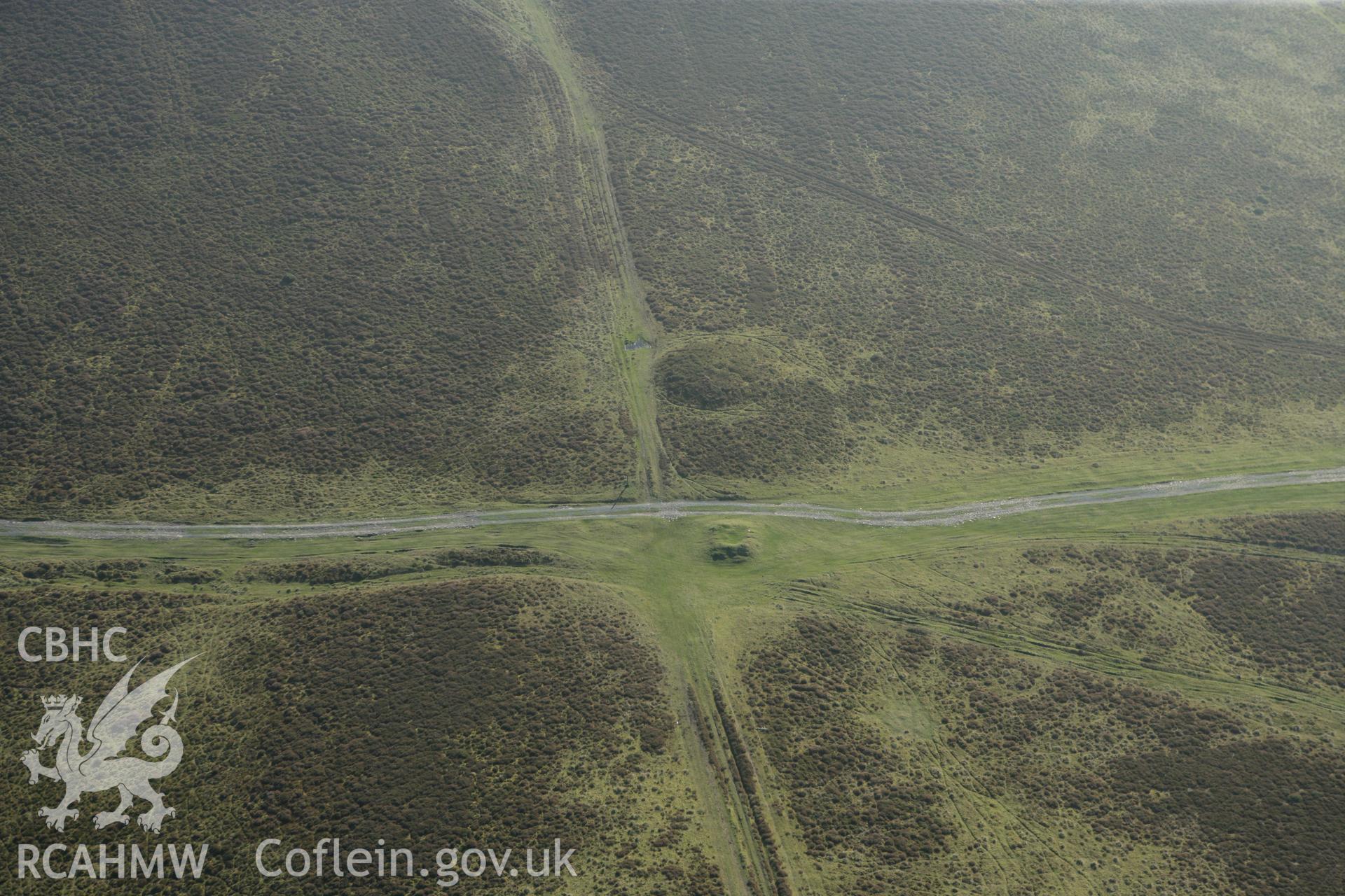 RCAHMW colour oblique photograph of Giant's Grave Round Cairn. Taken by Toby Driver on 13/10/2010.