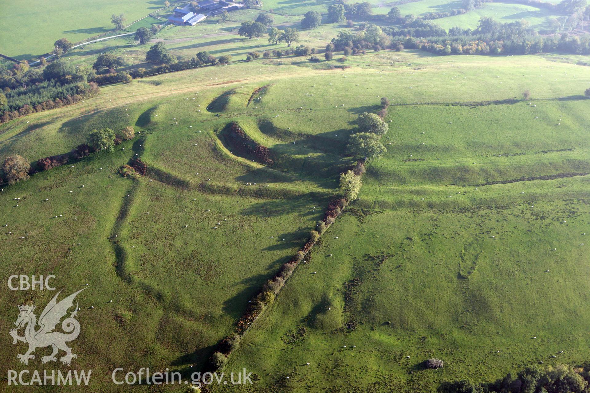 RCAHMW colour oblique photograph of Cefn Carnedd Hillfort, near Caersws. Taken by Toby Driver on 13/10/2010.