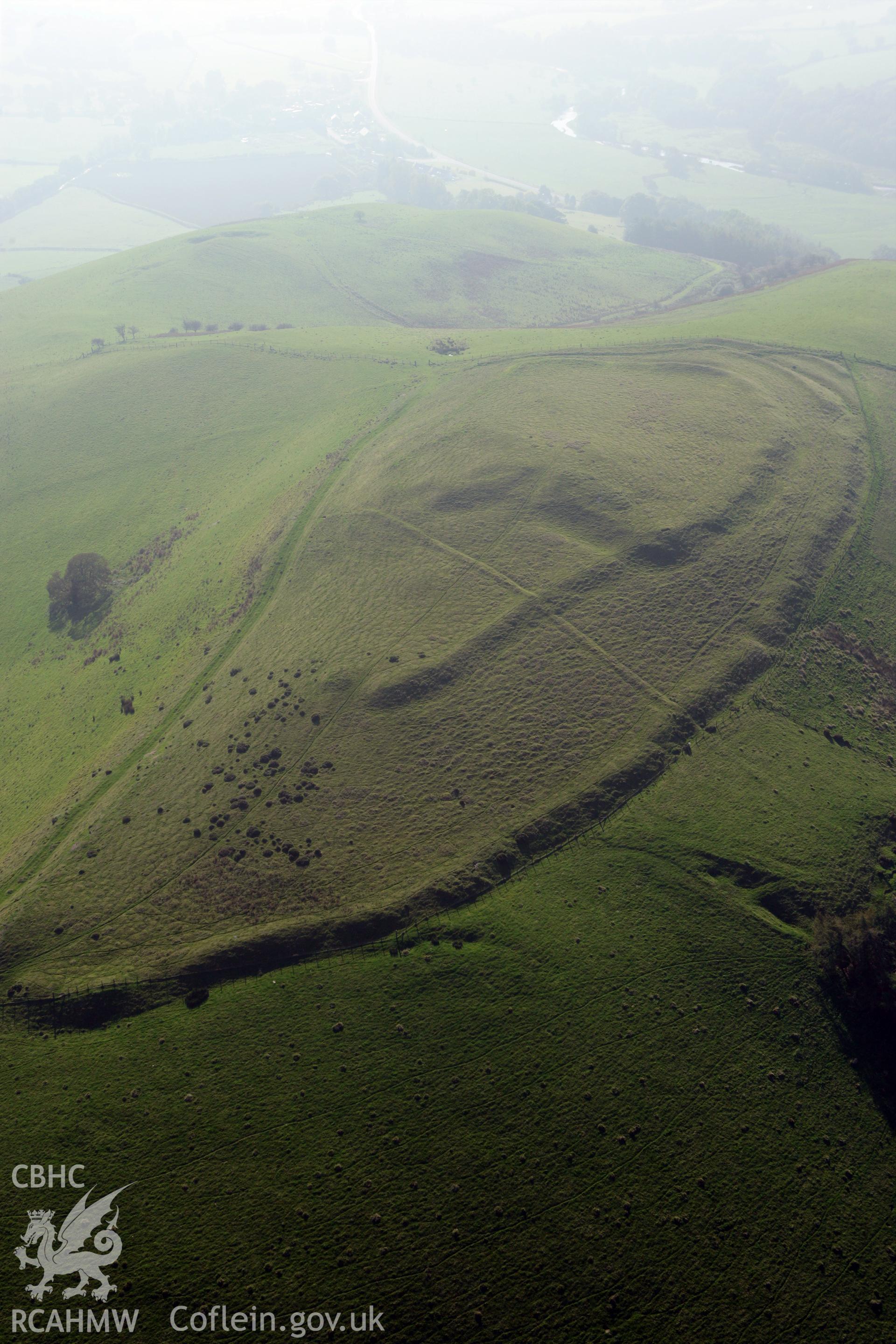 RCAHMW colour oblique photograph of Y Gaer, hillfort. Taken by Toby Driver on 13/10/2010.