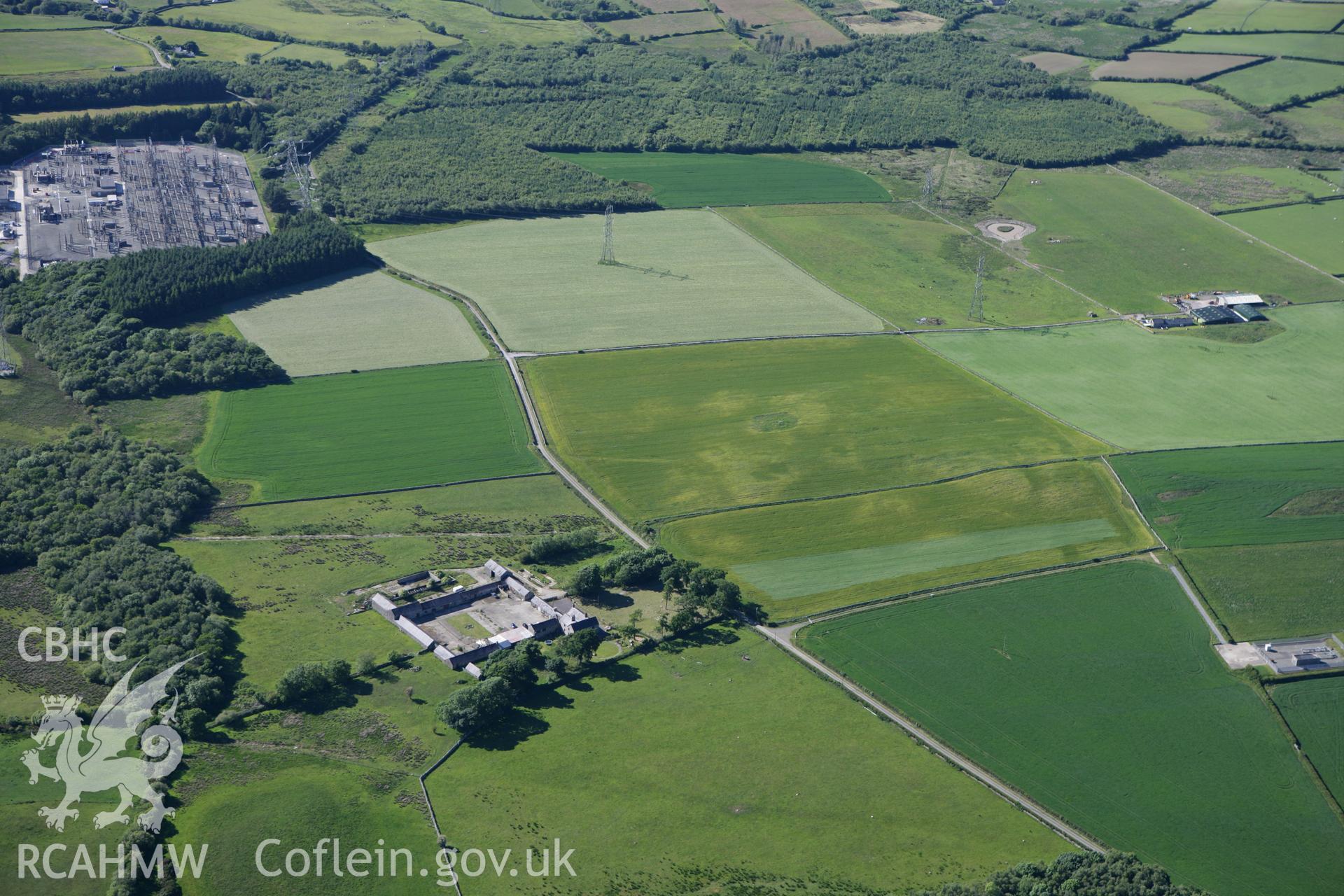 RCAHMW colour oblique photograph of Ty'n Llwyn Farm, Pentir and associated stones. Taken by Toby Driver on 16/06/2010.