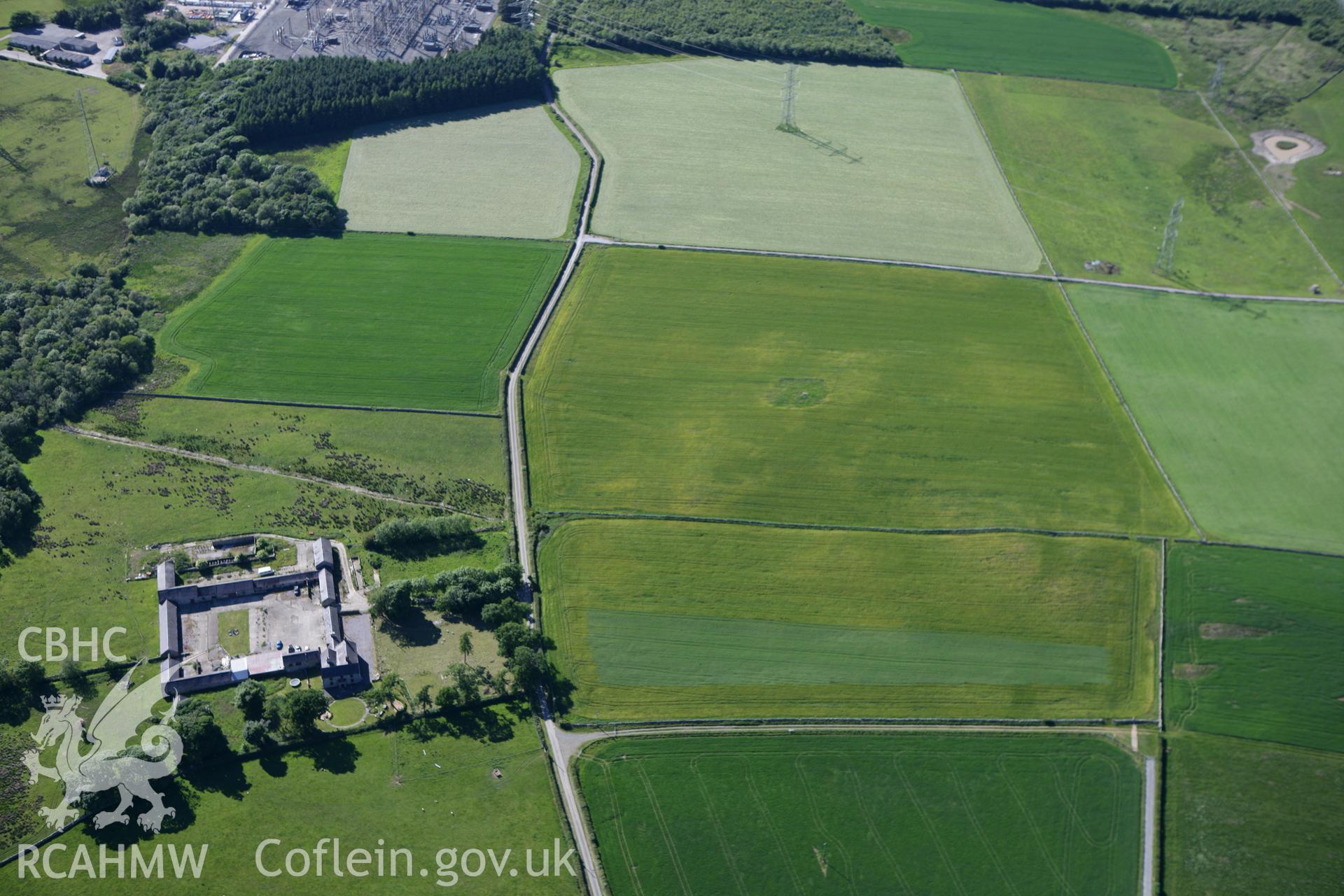 RCAHMW colour oblique photograph of Ty'n Llwyn Farm, Pentir and associated stones. Taken by Toby Driver on 16/06/2010.