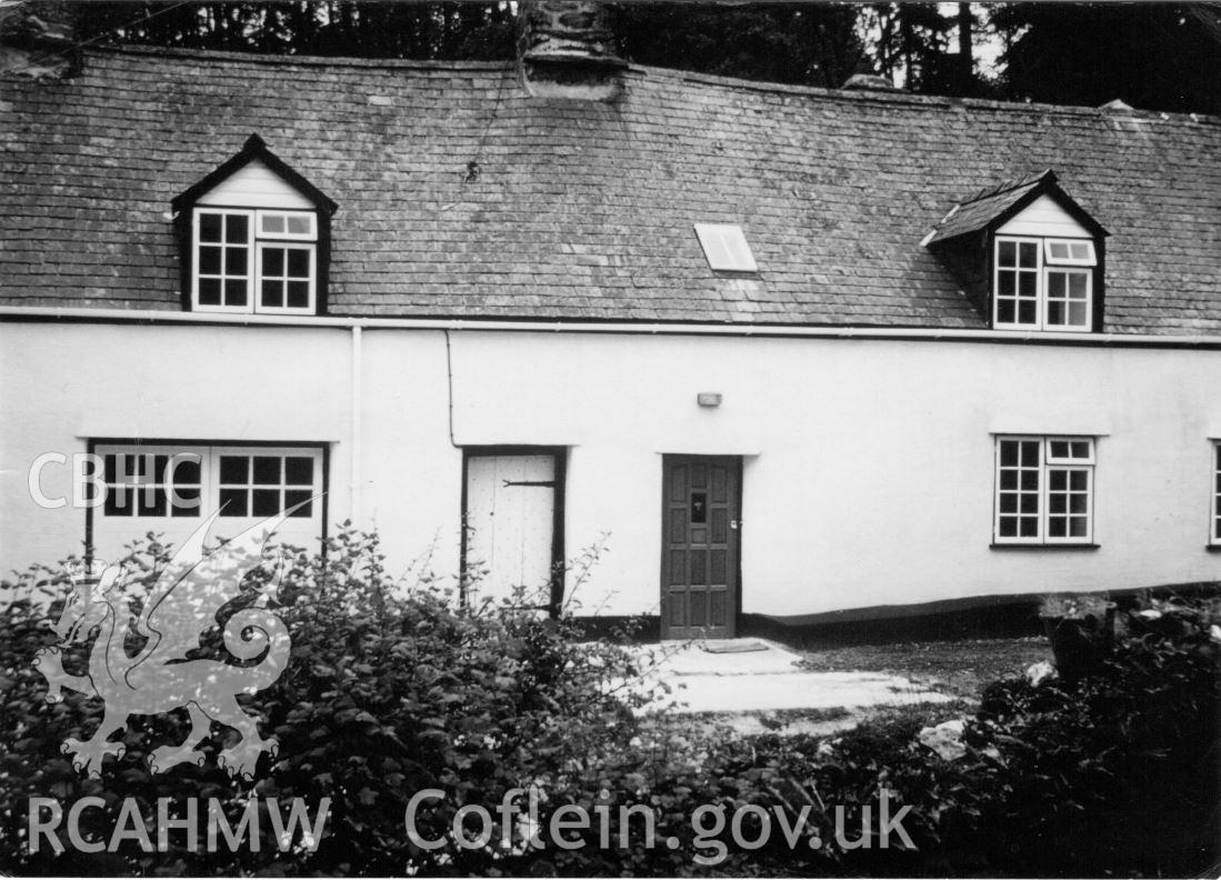 Digitised copy of black and white photograph showing view of the farmhouse at Cwm, Llandderfel. Dated 1980. Donated by Meirion Davies in 2020.
