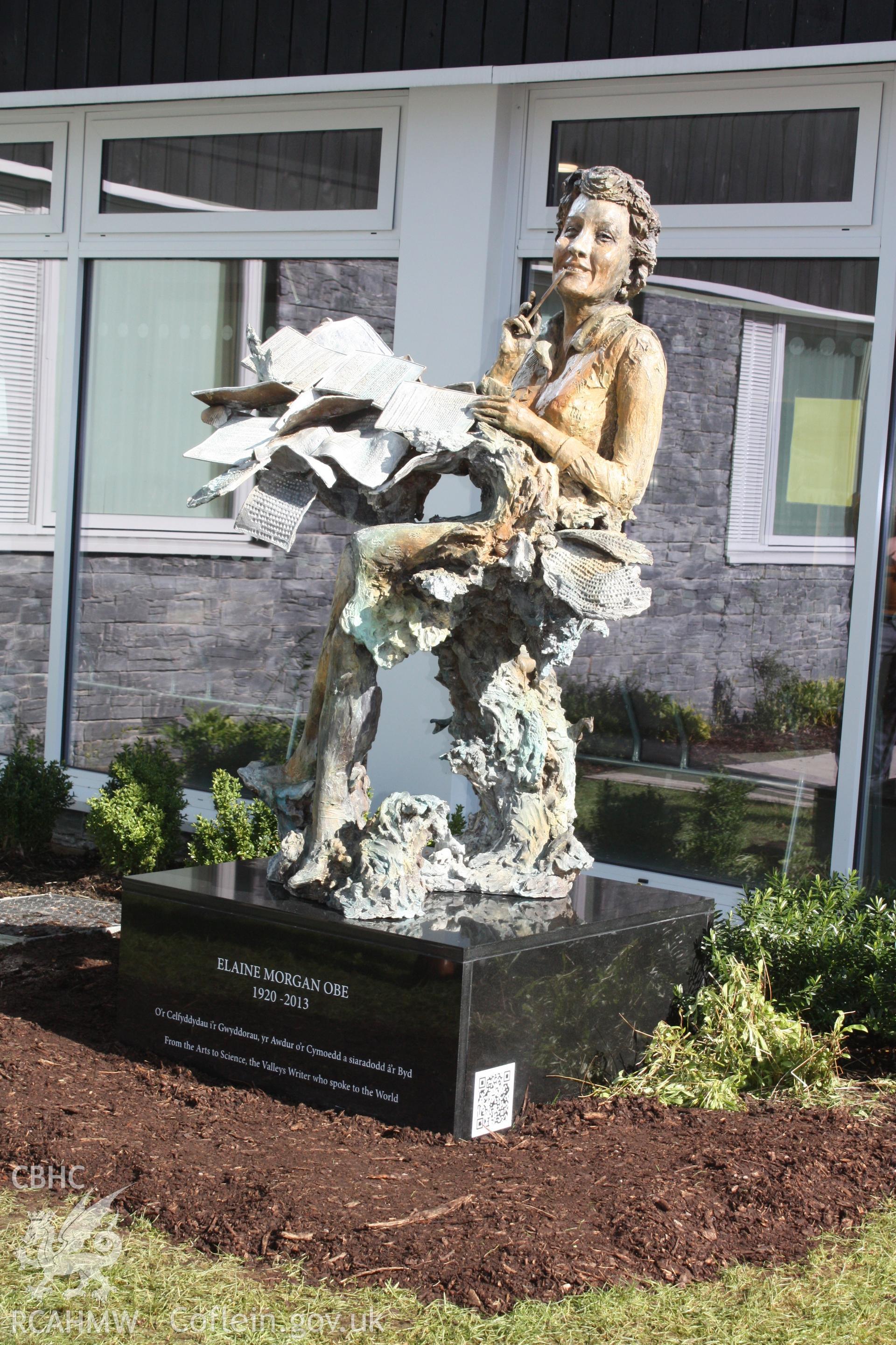 Colour photograph showing the statue of Dr Elaine Morgan outside Tŷ Calon Lân, Oxford Street, Mountain Ash at the statue unveiling 18 March, 2022.