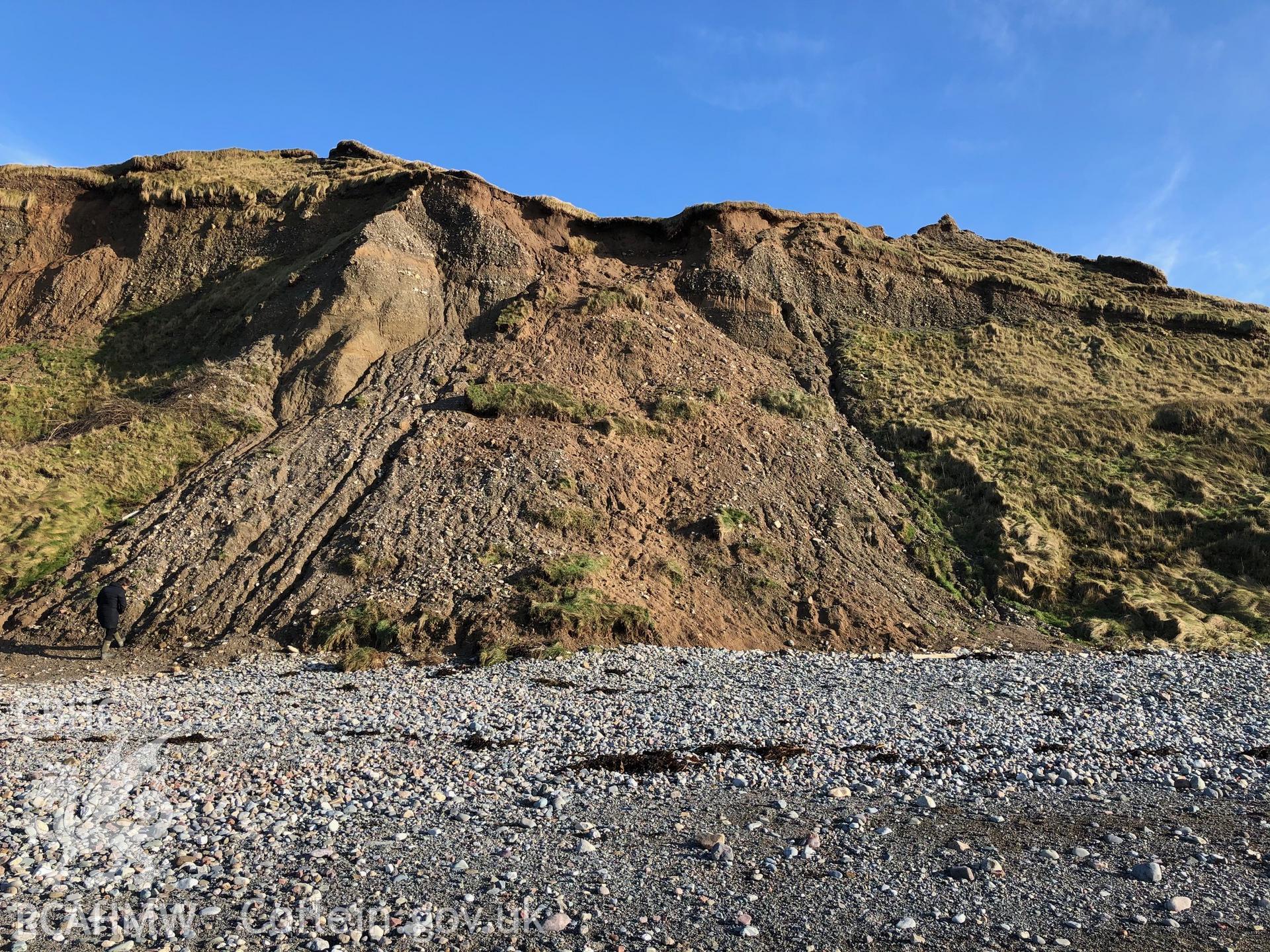Wide shot of eroding edge showing slipped sediment. Taken by Toby Driver. Produced with EU funds through the Ireland Wales Co-operation Programme 2014-2023. All material made freely available through the Open Government Licence.