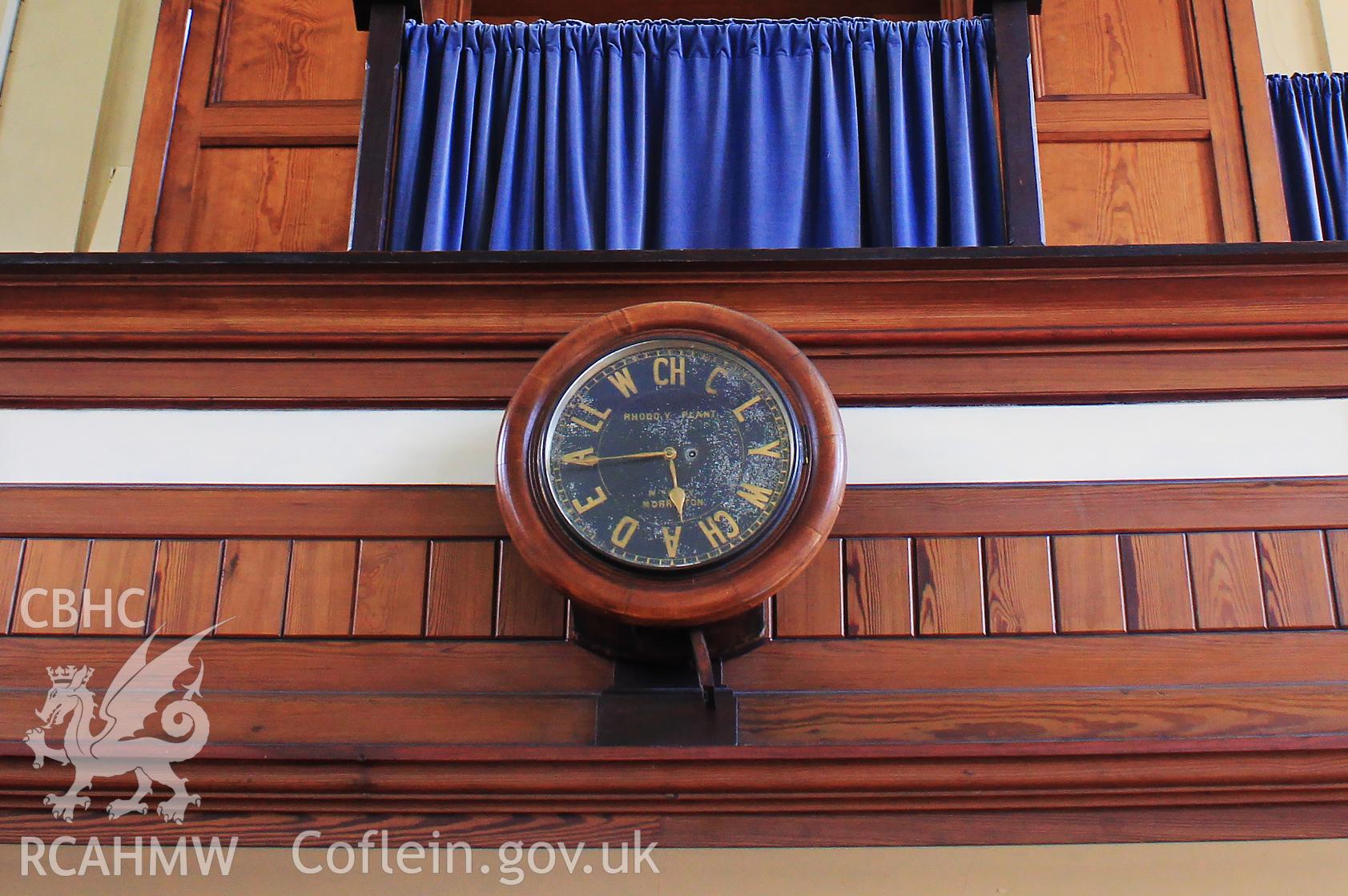 Clock: 'Clywch a Deallwch' ('listen and learn/understand').