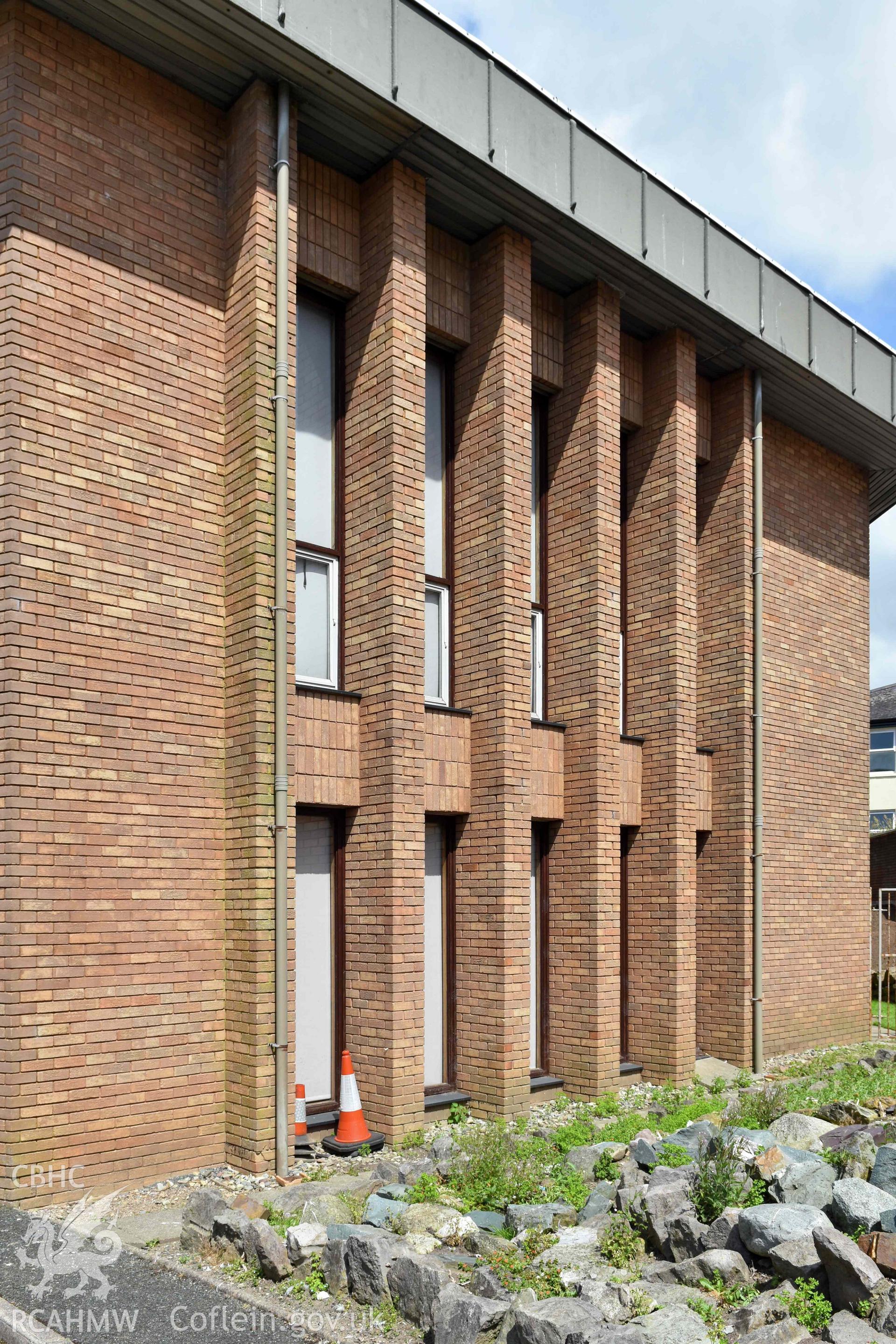 Capel Seilo, detail of windows to chapel auditorium from exterior.