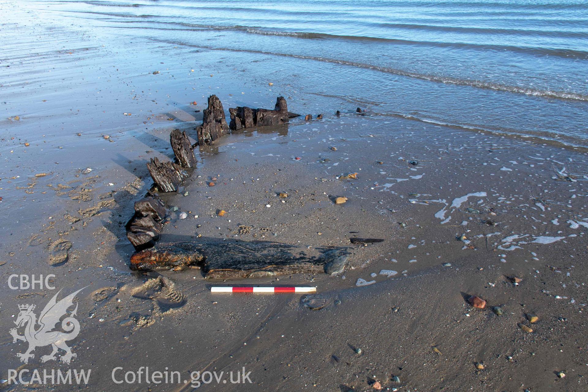 The stern and possible rudder of the vessel (with scale).