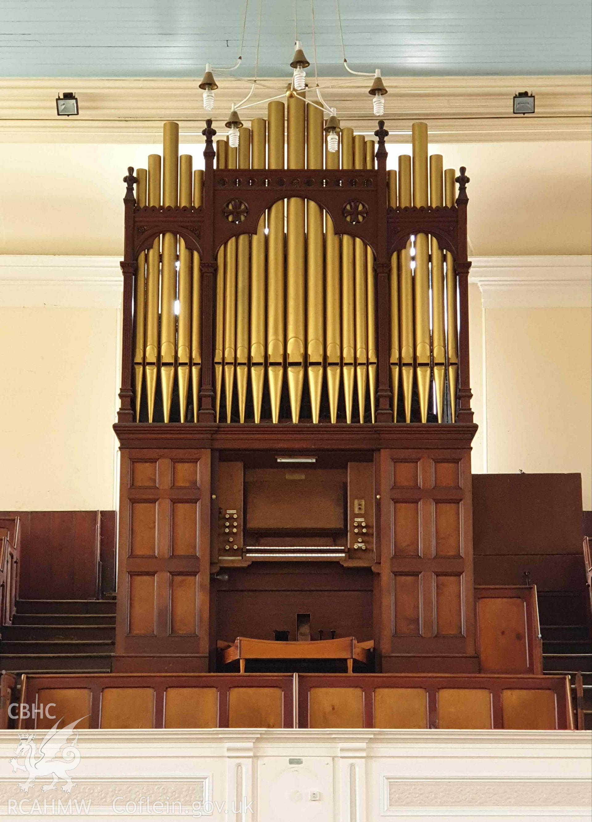 Capel  Salem, Porthmadog - interior, organ.