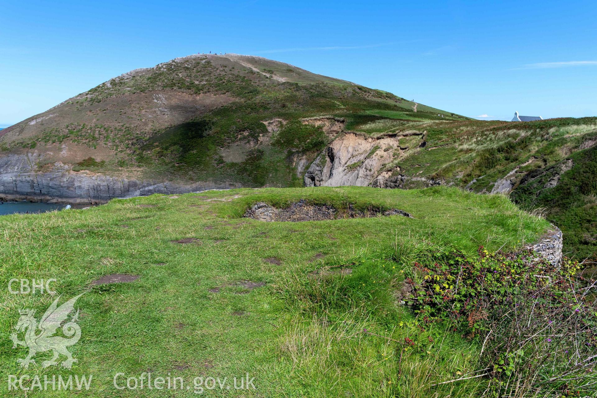 Mwnt Limekiln. Top and crucible from the south.