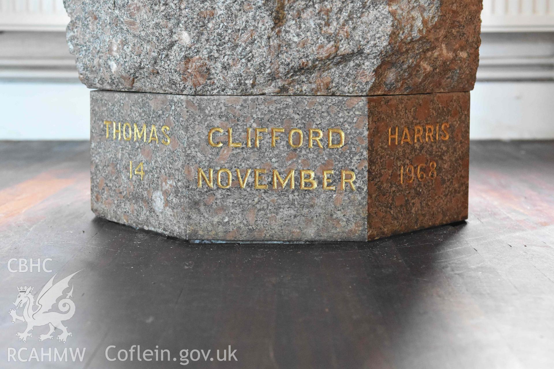 Inscribed base of font