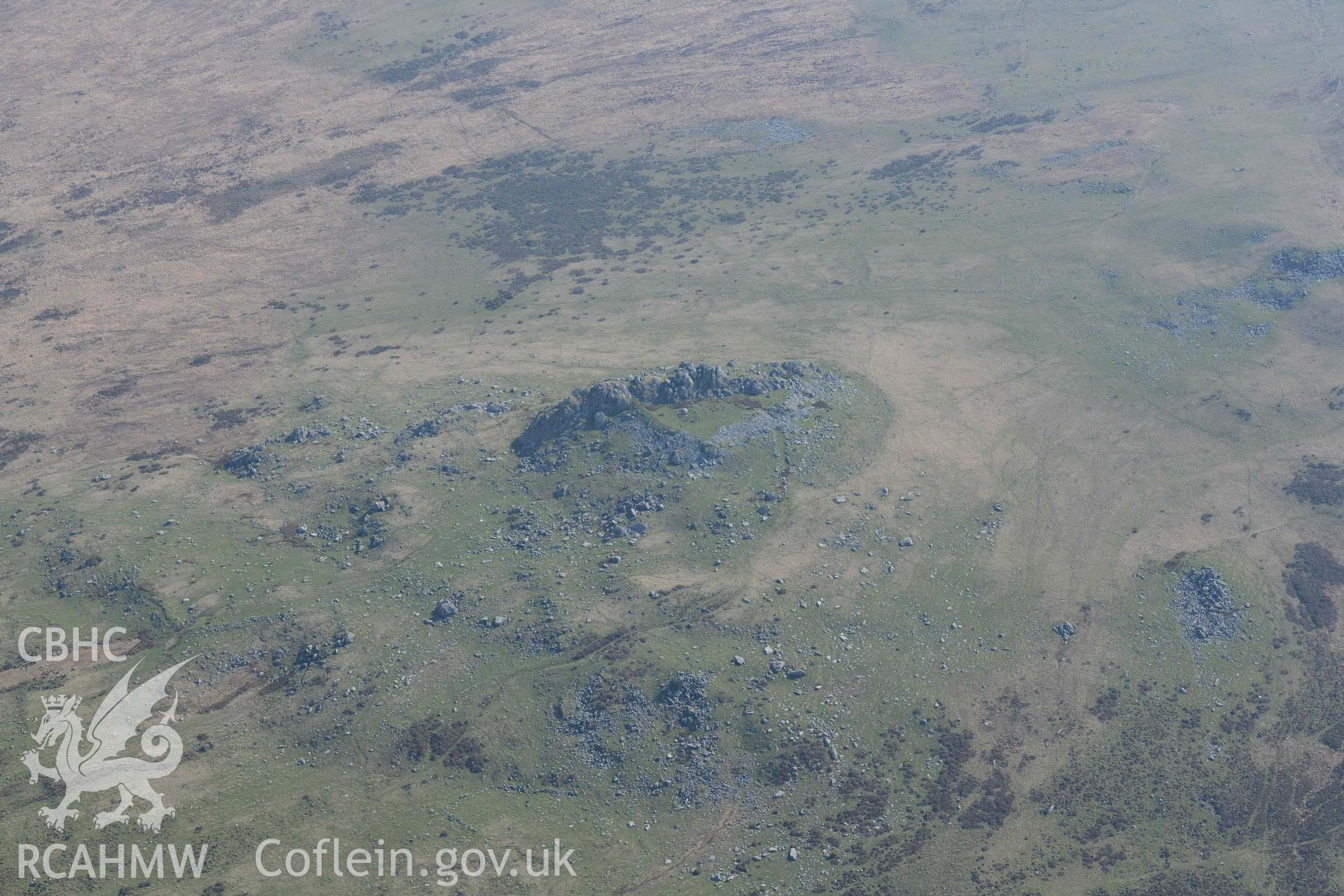 Carn Alw. Oblique aerial photographs taken during the Royal Commission’s programme of archaeological aerial reconnaissance by Toby Driver on 25 March 2022.