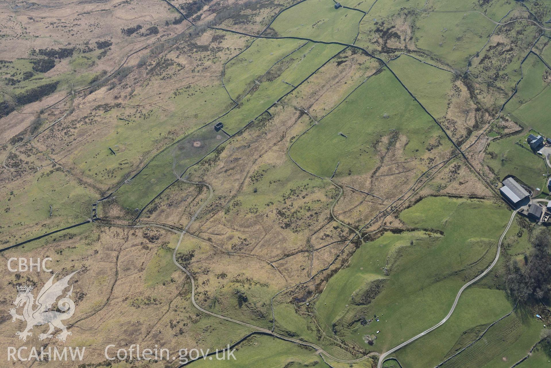 Wide view with homestead south of Yr Onen. Oblique aerial photograph taken during the Royal Commission’s programme of archaeological aerial reconnaissance by Toby Driver on 25 March 2022.