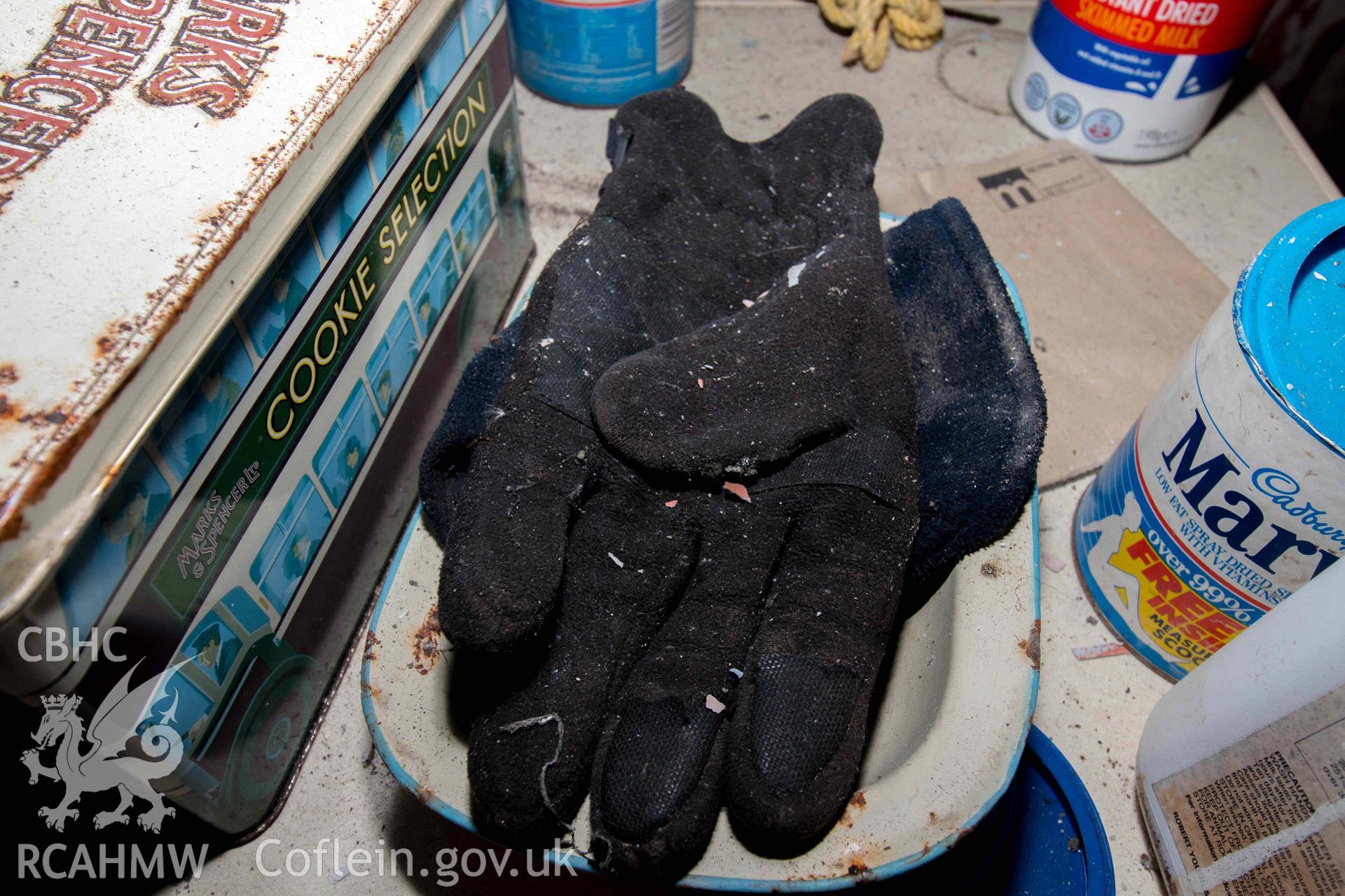 Llawrcwmbach: gloves