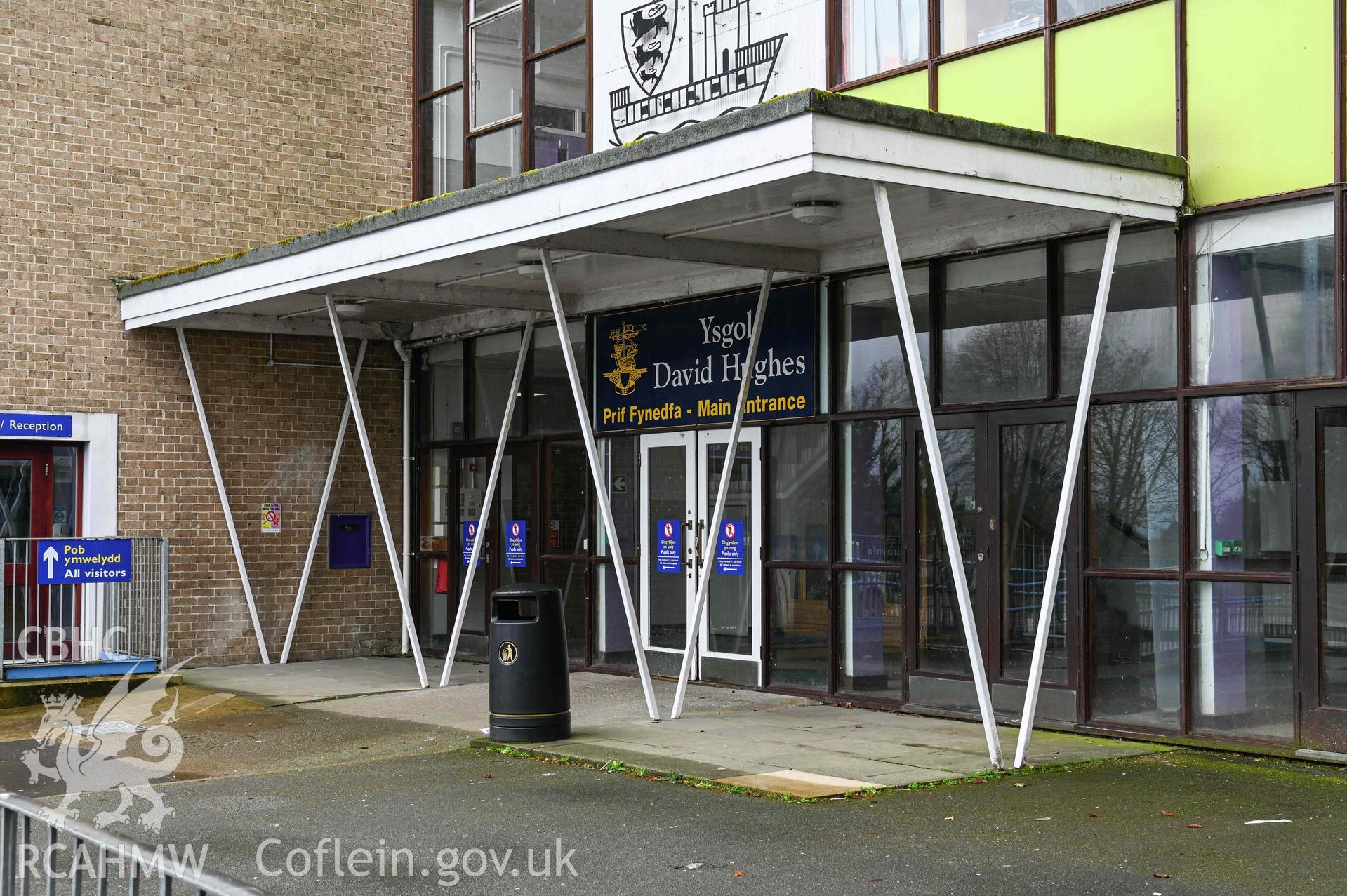 Main entrance covered area with 'V' posts. Ysgol David Hughes