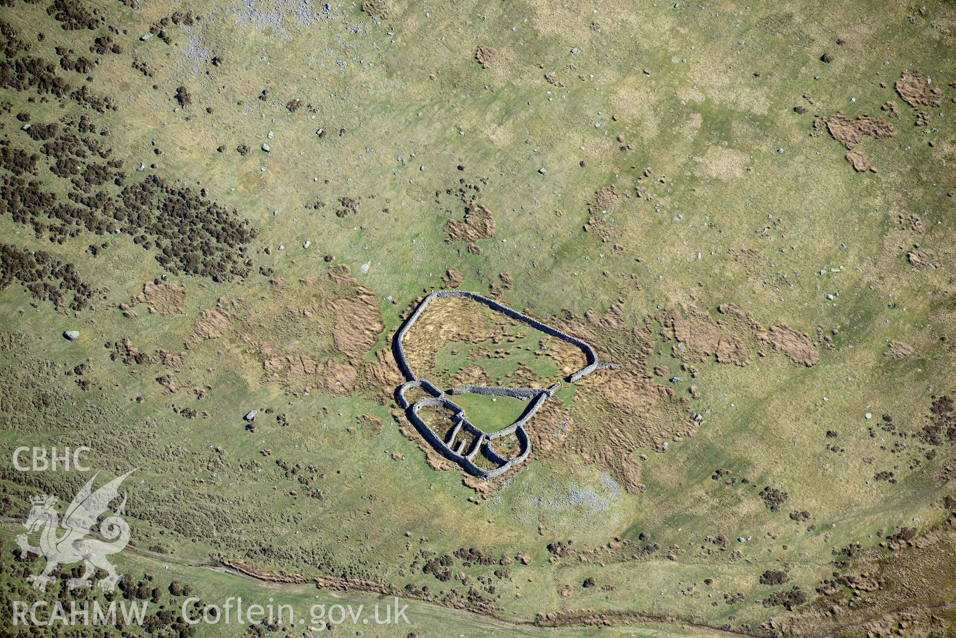 Llefn sheepfold. Oblique aerial photograph taken during the Royal Commission’s programme of archaeological aerial reconnaissance by Toby Driver on 20 April 2018.
