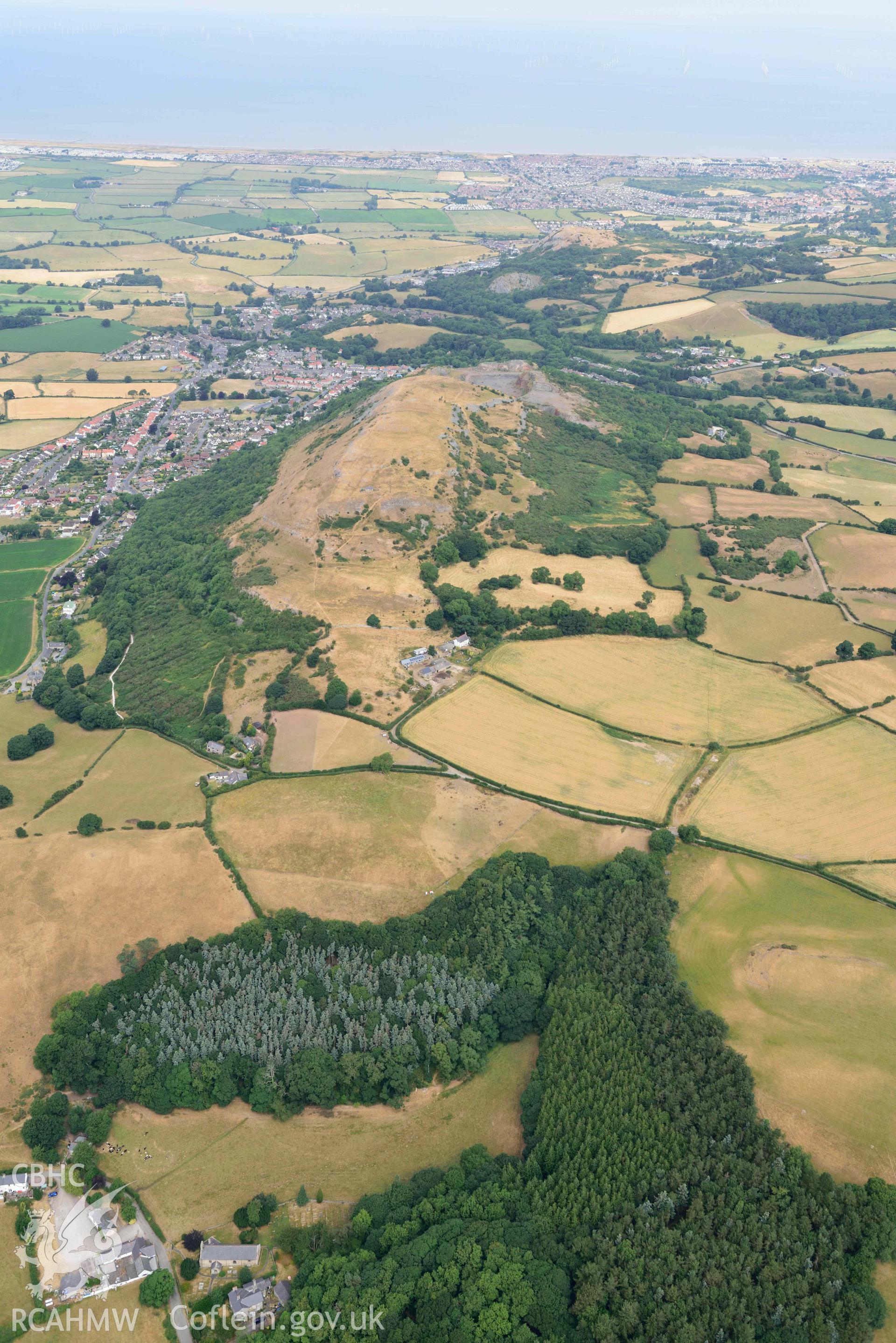 Moel Hiraddug. Oblique aerial photograph taken during the Royal Commission’s programme of archaeological aerial reconnaissance by Toby Driver on 10 July 2018.