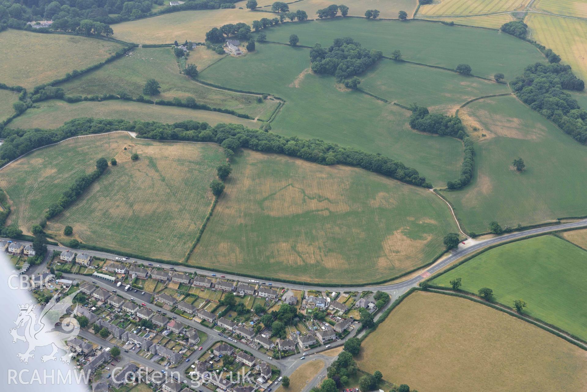 Lon Llewelyn cropmarks. Oblique aerial photograph taken during the Royal Commission’s programme of archaeological aerial reconnaissance by Toby Driver on 10 July 2018.