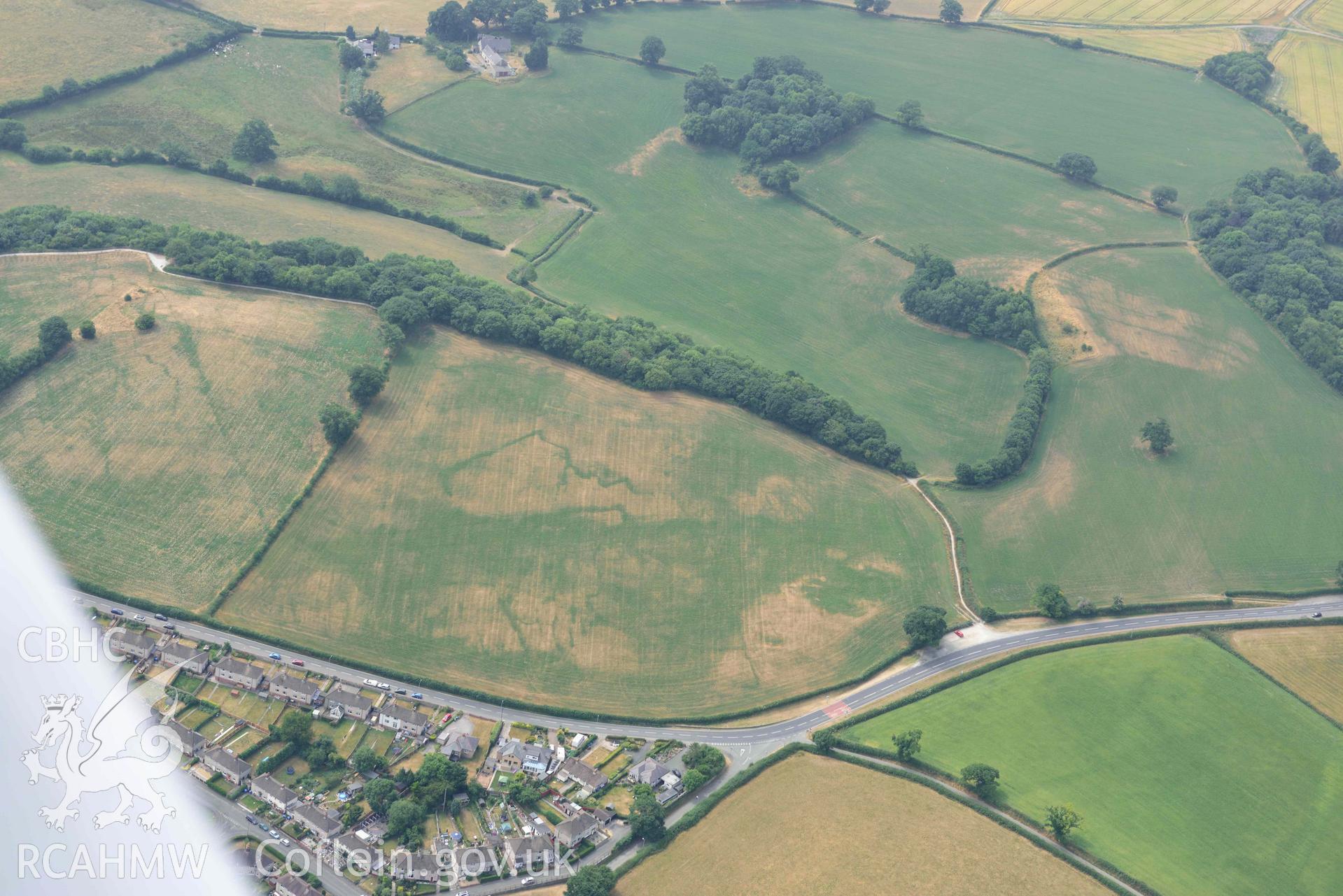 Lon Llewelyn cropmarks. Oblique aerial photograph taken during the Royal Commission’s programme of archaeological aerial reconnaissance by Toby Driver on 10 July 2018.