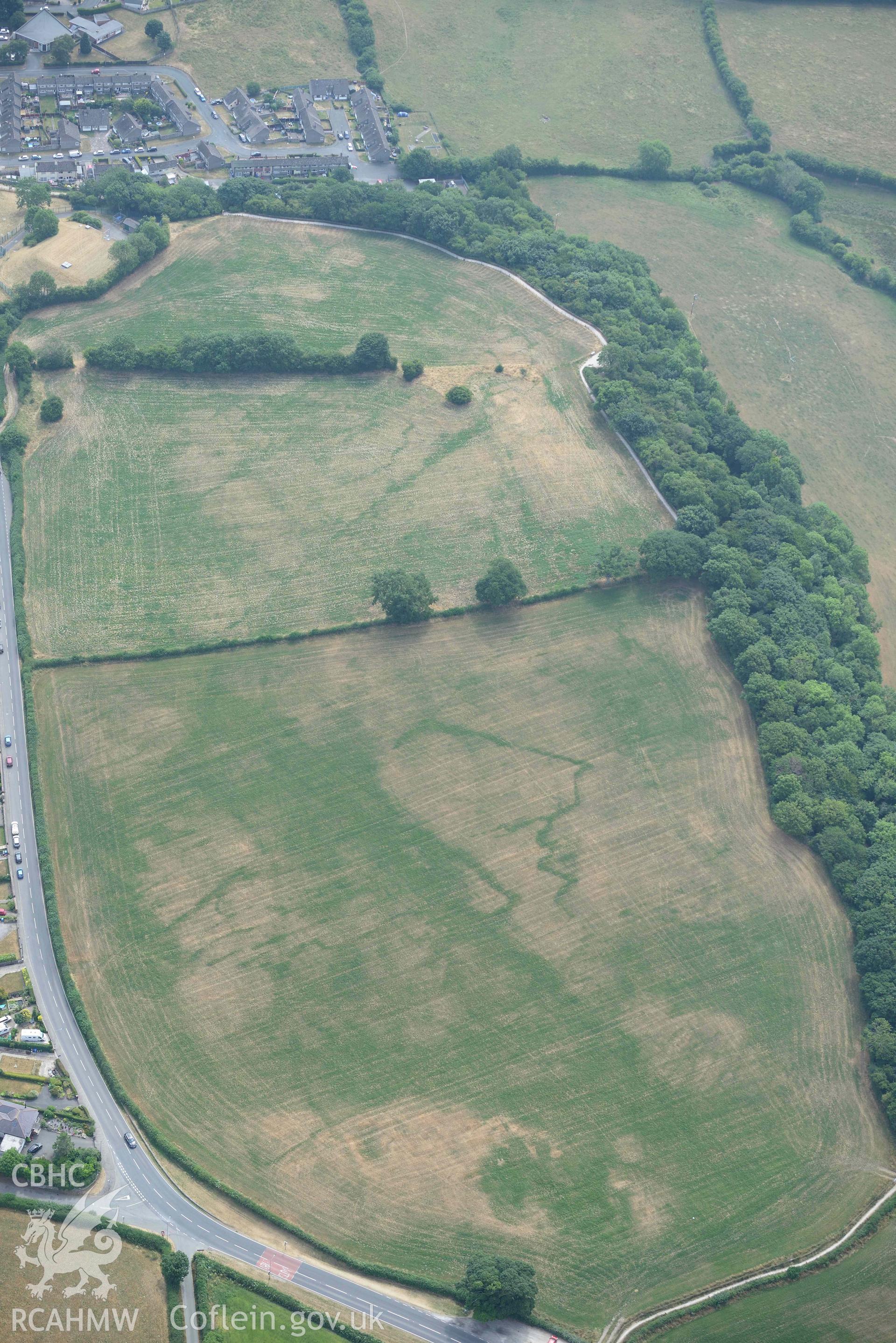 Lon Llewelyn cropmarks. Oblique aerial photograph taken during the Royal Commission’s programme of archaeological aerial reconnaissance by Toby Driver on 10 July 2018.