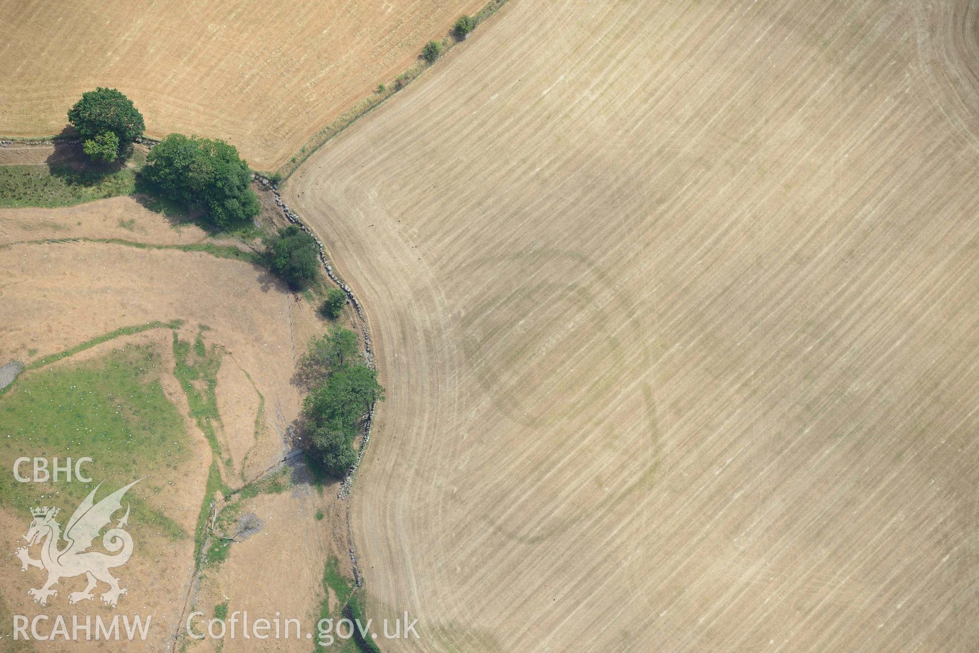 Close-up view of Dyffryn Dysynni defended enclosure. Oblique aerial photograph taken during the Royal Commission’s programme of archaeological aerial reconnaissance by Toby Driver on 10 July 2018.