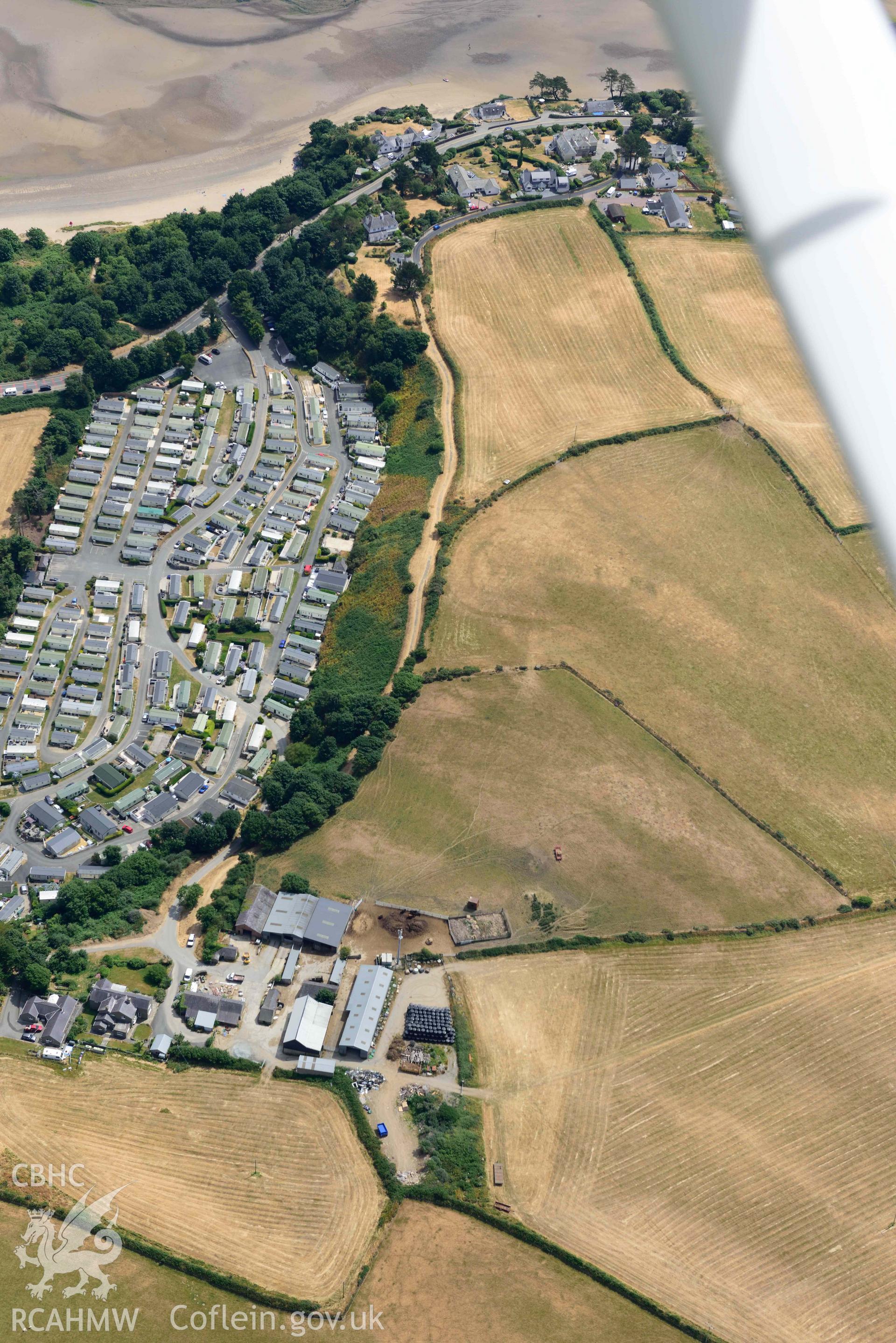 Close-up view of Fach Farm defended enclosure, Abersoch. Oblique aerial photograph taken during the Royal Commission’s programme of archaeological aerial reconnaissance by Toby Driver on 10 July 2018.