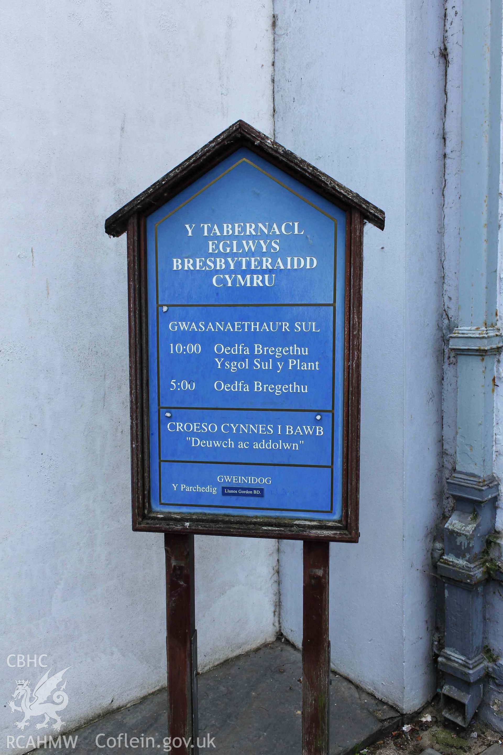 Y Tabernacl Eglwys Bresbyteraidd Cymru' sign outside entrance. Tabernacl Cardigan