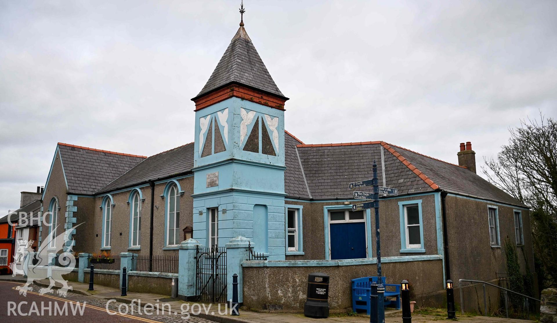 Bethel Welsh Independent Chapel, Cemaes - Wide angle view of the entrance and side of the chapel, taken from West
