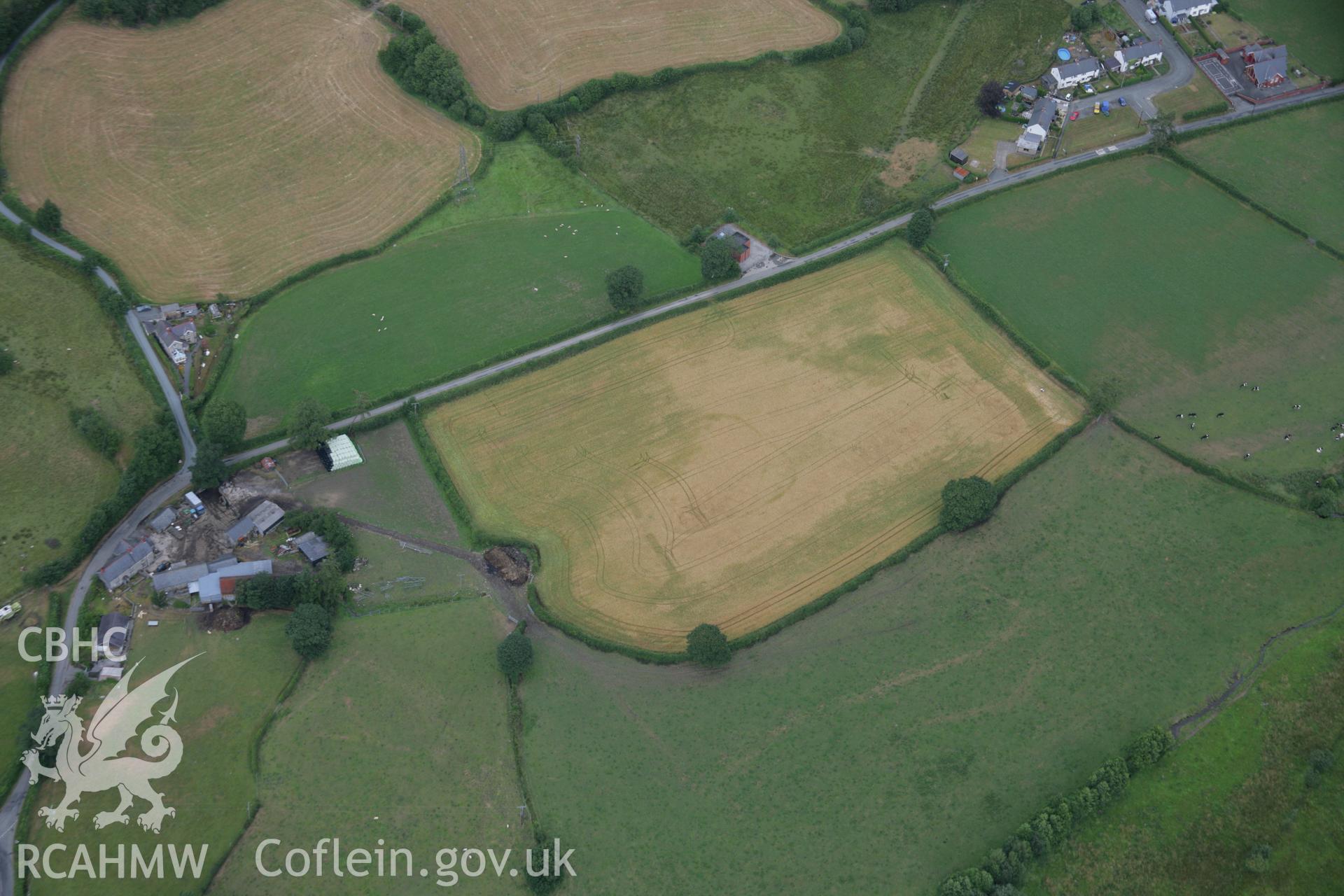 RCAHMW colour oblique aerial photograph of defended enclosure at Llawr-y-Bettws. Taken on 31 July 2006 by Toby Driver.