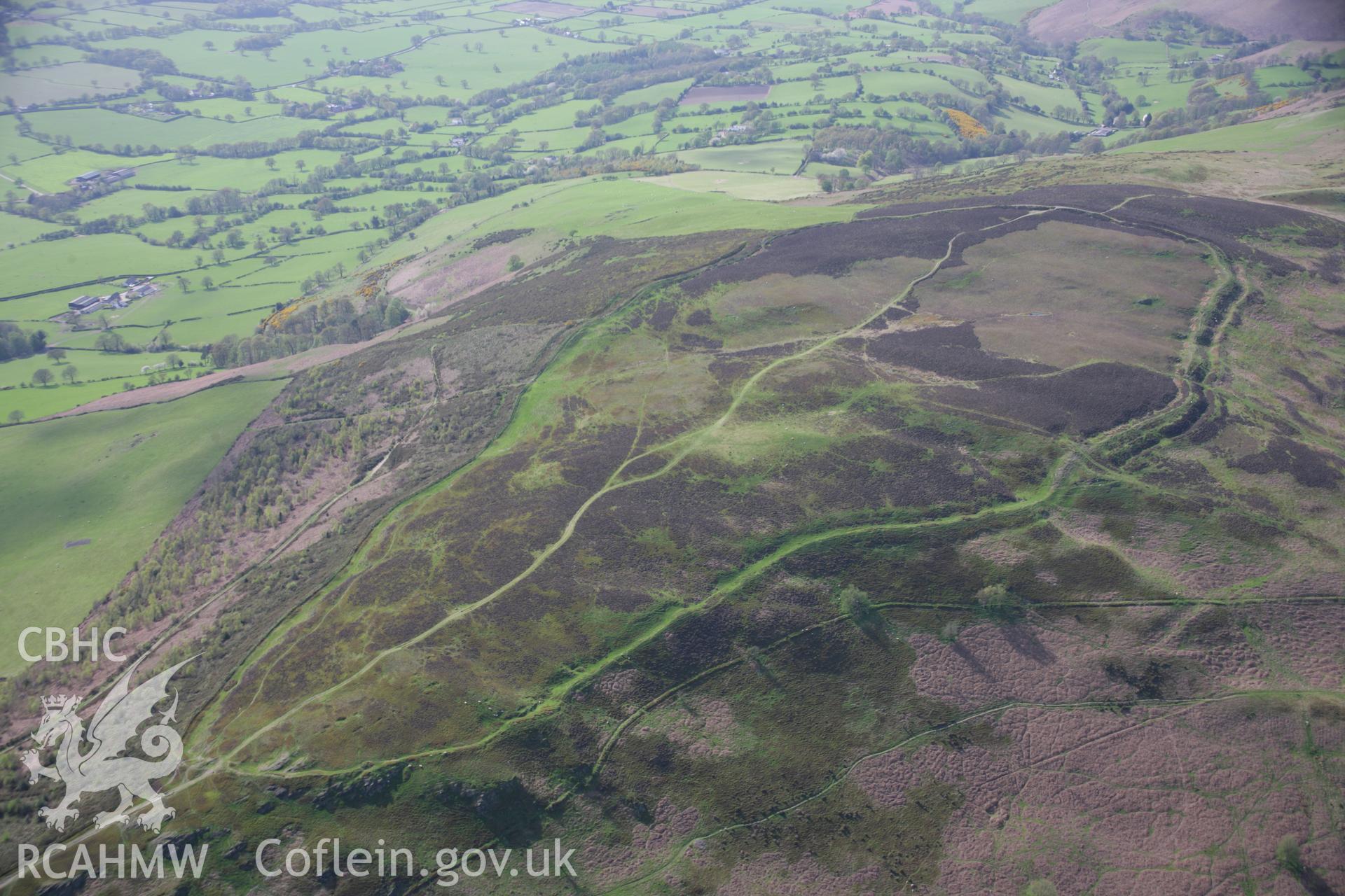 RCAHMW digital colour oblique photograph of Penycloddiau hillfort viewed from the south-east. Taken on 05/05/2006 by T.G. Driver.