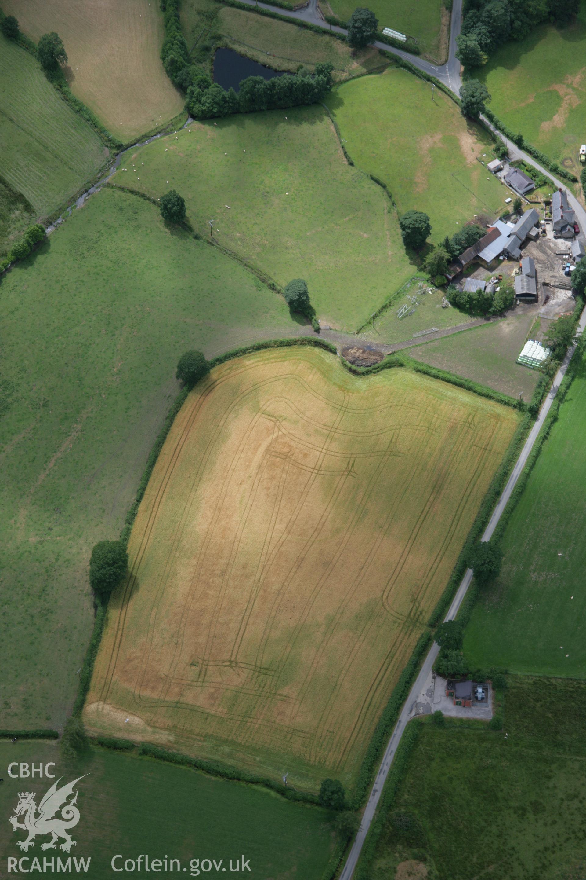 RCAHMW colour oblique aerial photograph of defended enclosure at Llawr-y-Bettws. Taken on 31 July 2006 by Toby Driver.