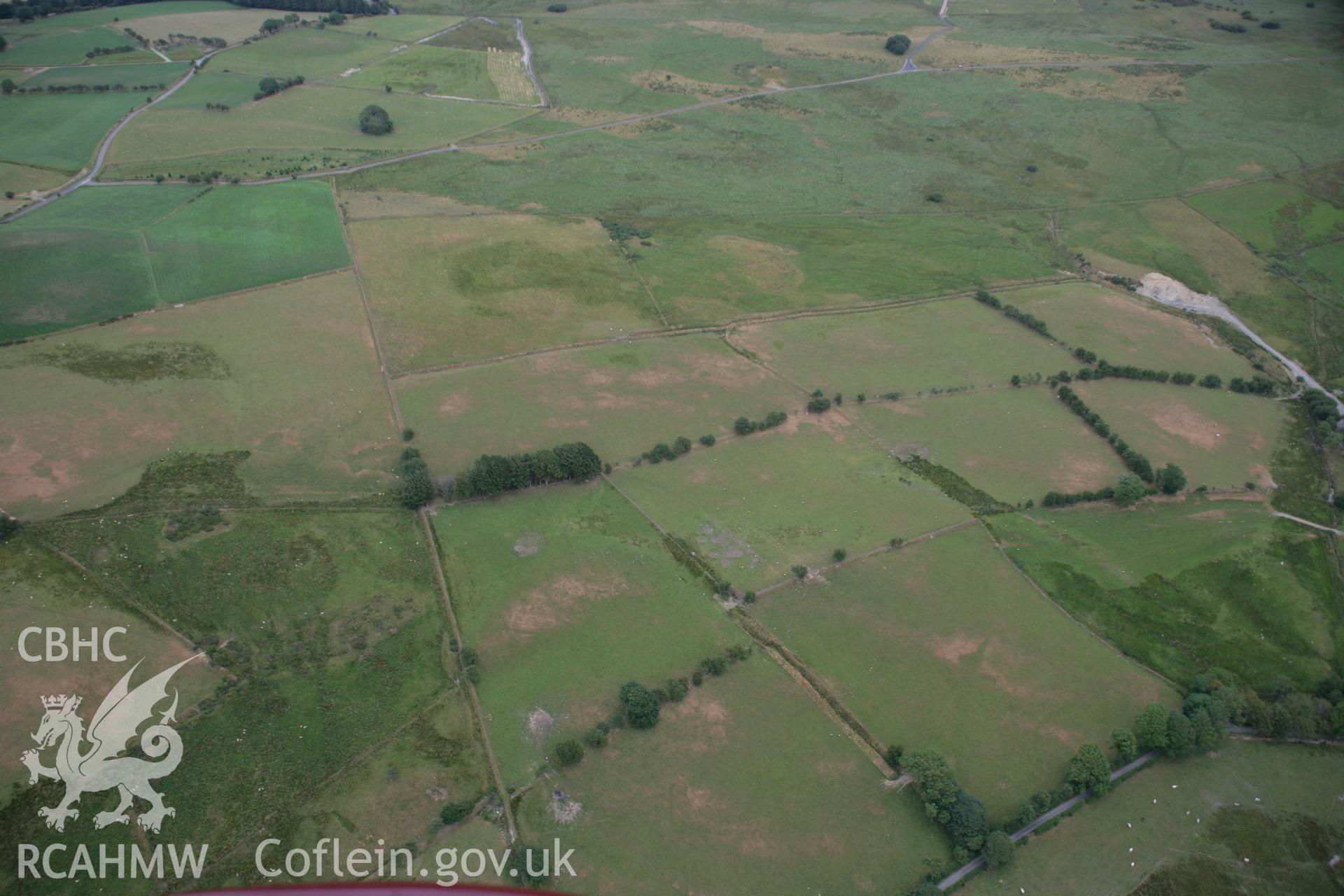 RCAHMW colour oblique photograph of Roman road to locate. Taken by Toby Driver on 27/07/2006.