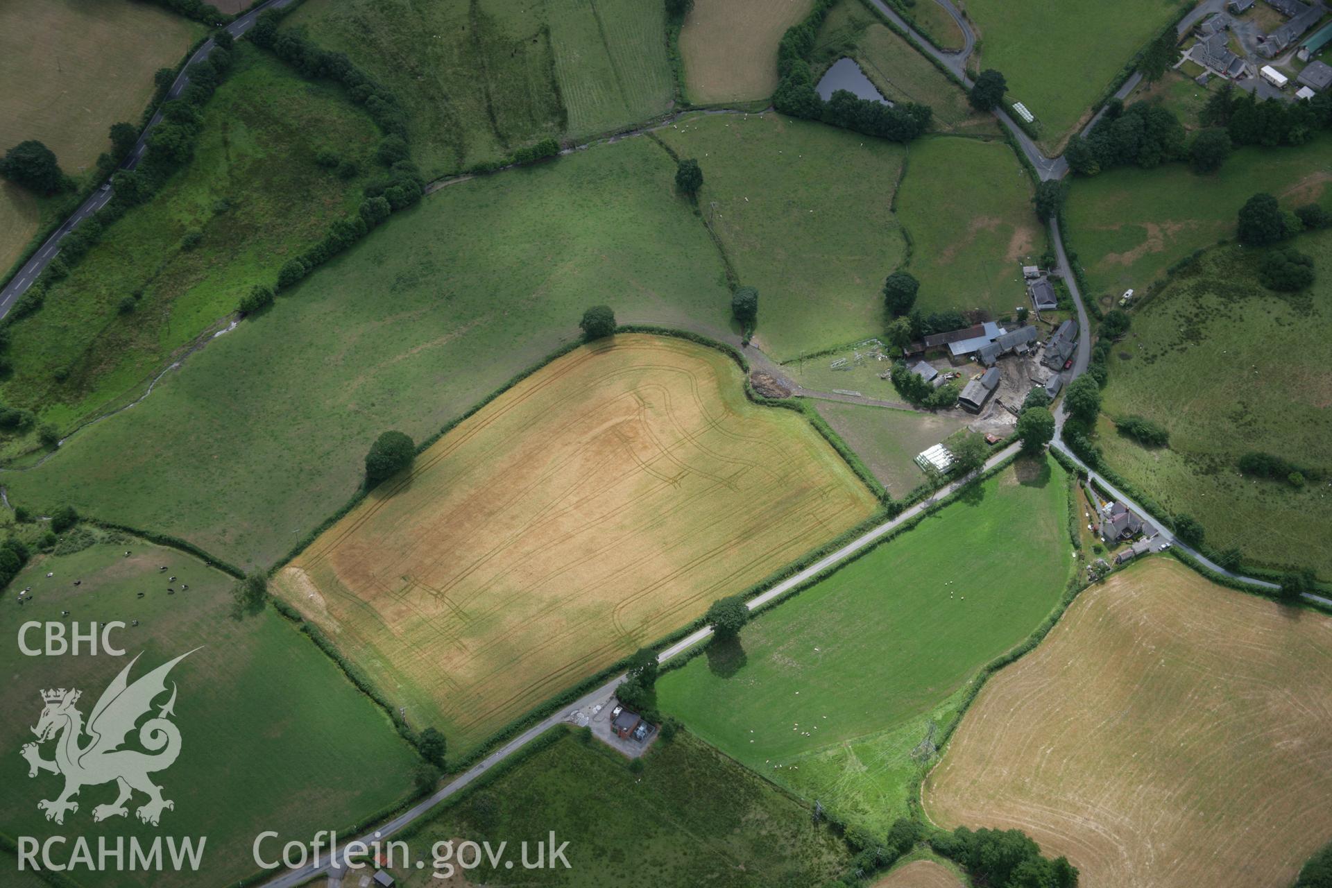 RCAHMW colour oblique aerial photograph of defended enclosure at Llawr-y-Bettws. Taken on 31 July 2006 by Toby Driver.