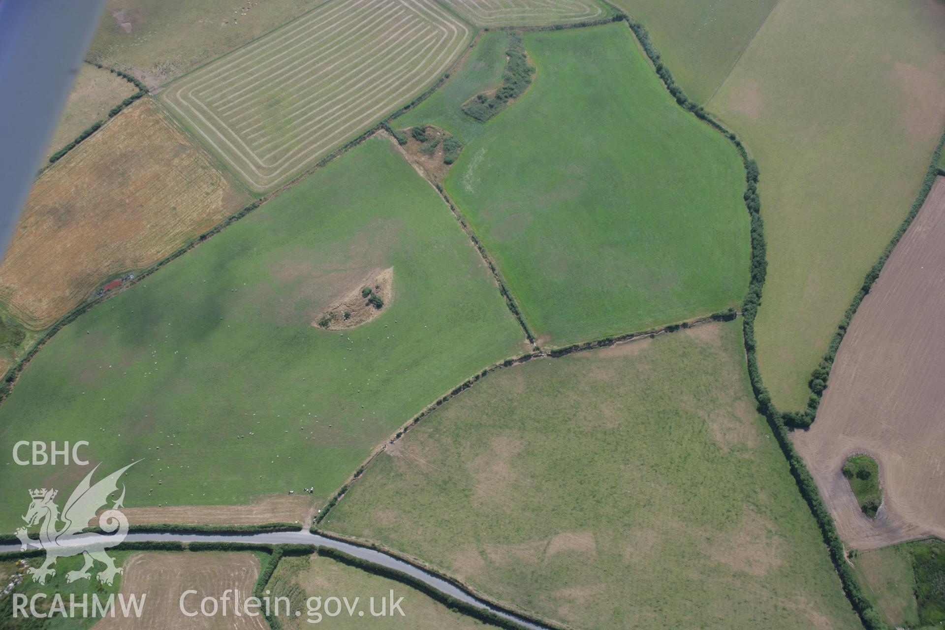 RCAHMW colour oblique aerial photograph of Ceidio. A probable field system or defended enclosure. Taken on 03 August 2006 by Toby Driver.
