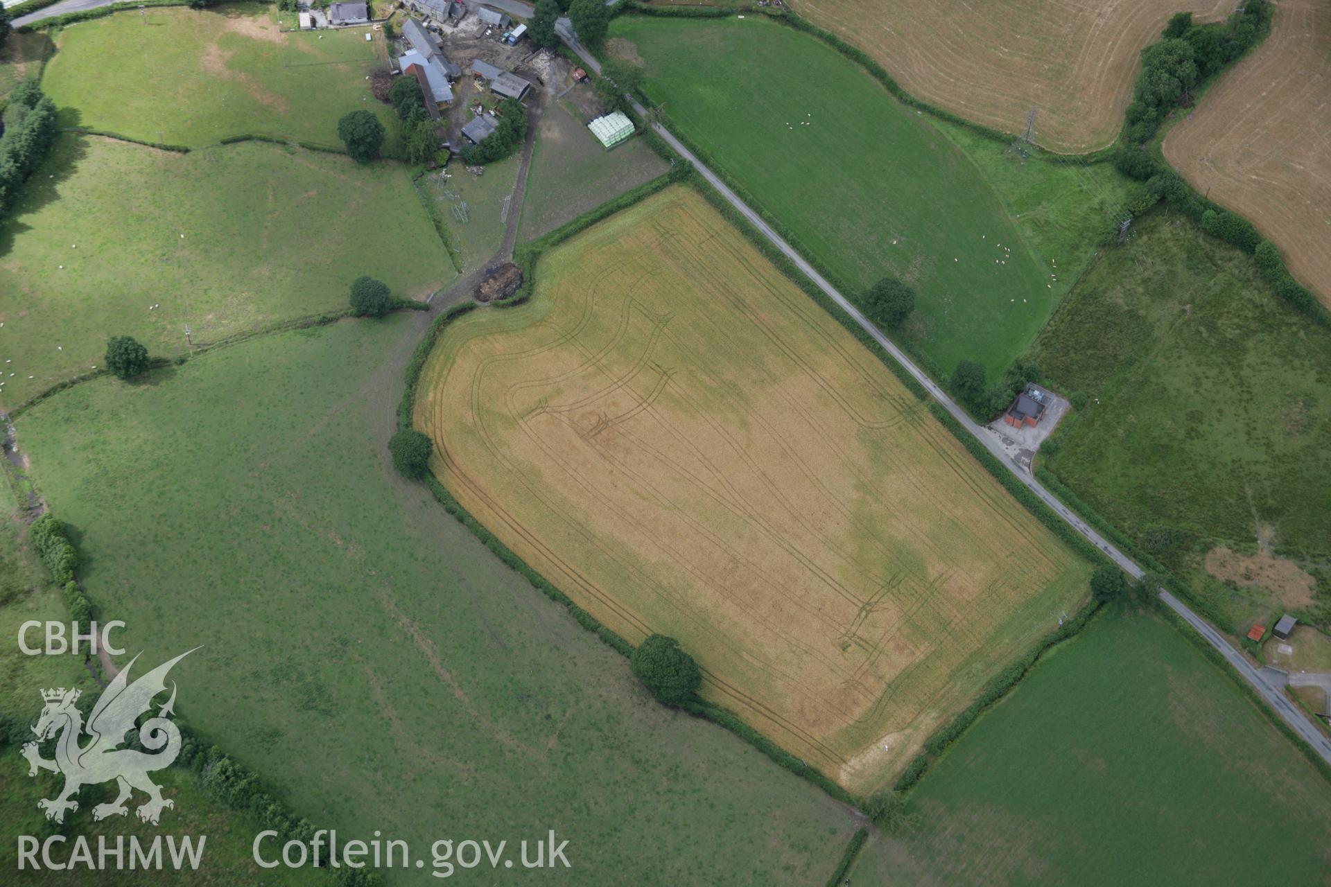 RCAHMW colour oblique aerial photograph of defended enclosure at Llawr-y-Bettws. Taken on 31 July 2006 by Toby Driver.