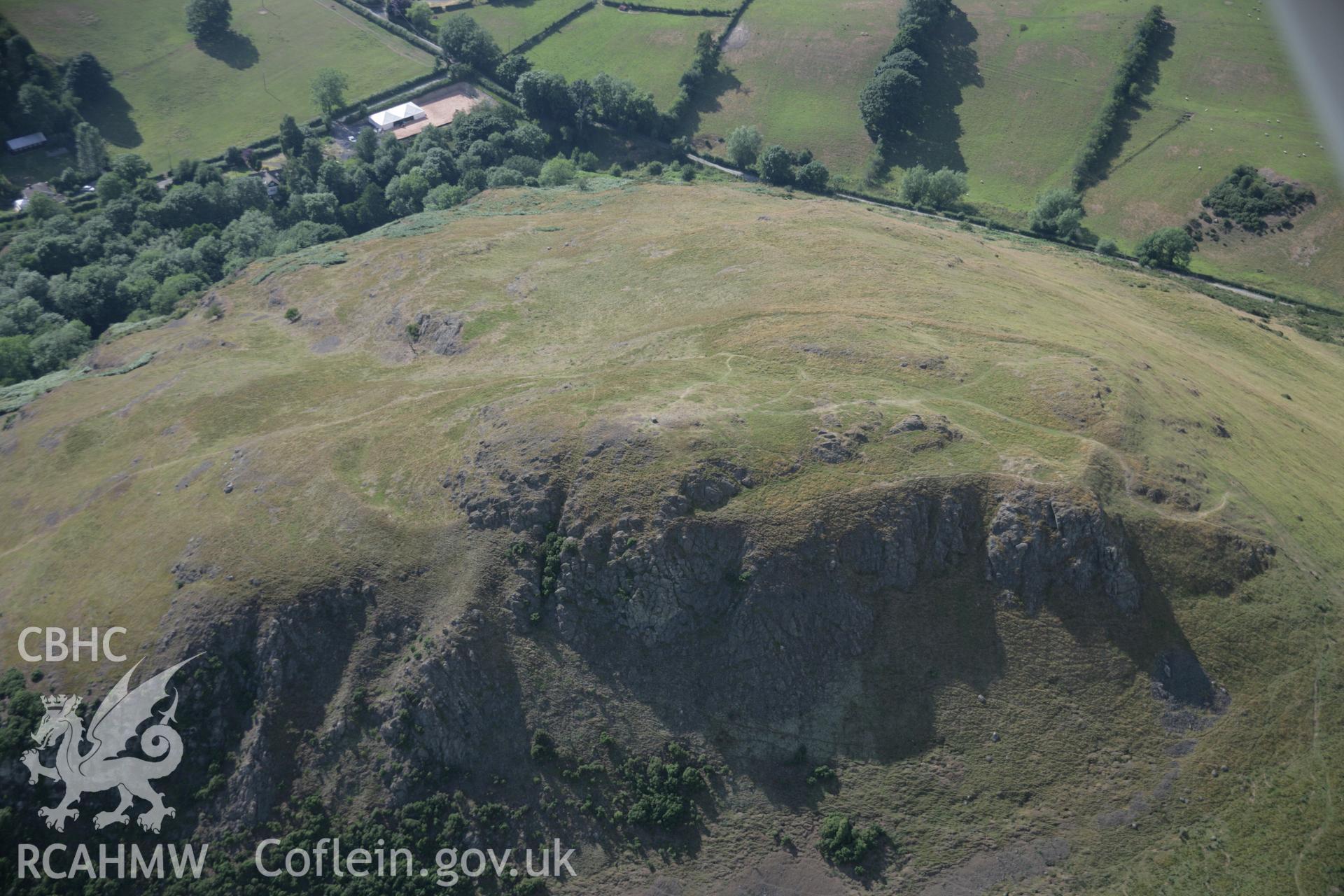 RCAHMW digital colour oblique photograph of Roundton enclosure viewed from the south-east. Taken on 21/07/2005 by T.G. Driver.