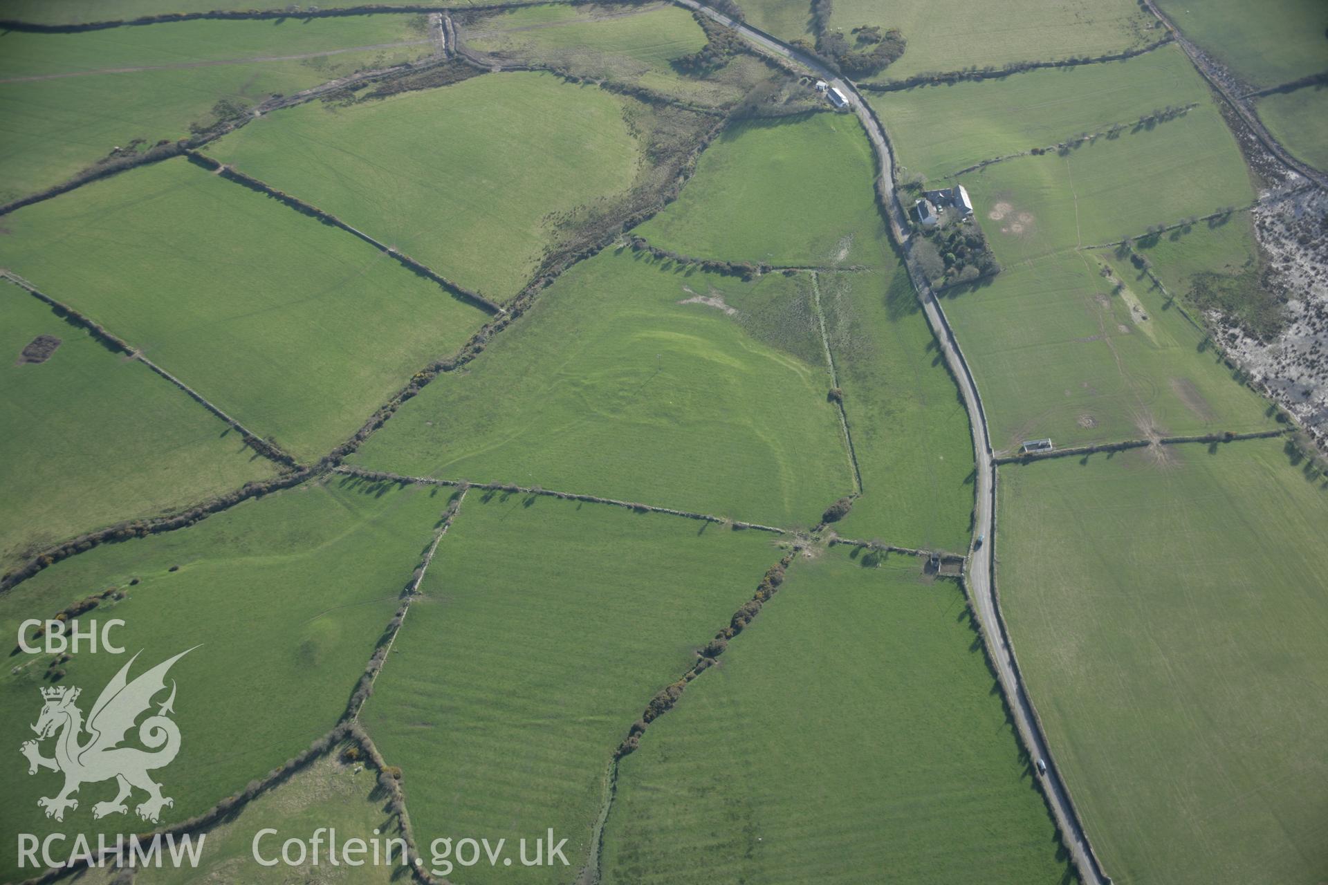 RCAHMW digital colour oblique photograph of Bod-gyffaill Enclosure Settlement. Taken on 20/03/2005 by T.G. Driver.