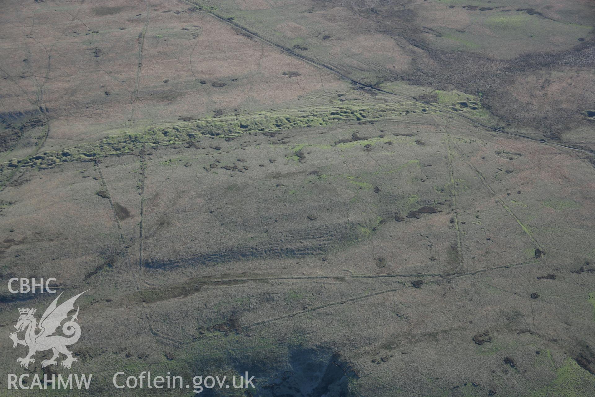 RCAHMW colour oblique photograph of Y Pigwn, Roman camps, view from north-west. Taken by Toby Driver on 17/11/2005.