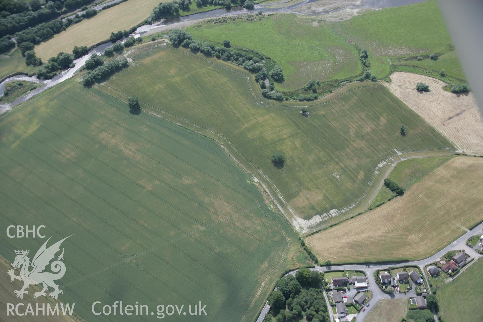 RCAHMW digital colour oblique photograph of Pentre Round Barrow. Taken on 18/07/2005 by T.G. Driver.