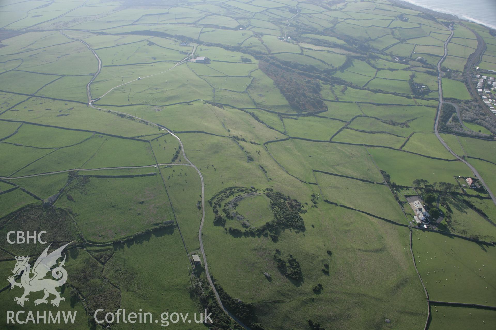 RCAHMW colour oblique aerial photograph of Castell-y-Gaer and nearby field systems. Viewed from the north. Taken on 17 October 2005 by Toby Driver