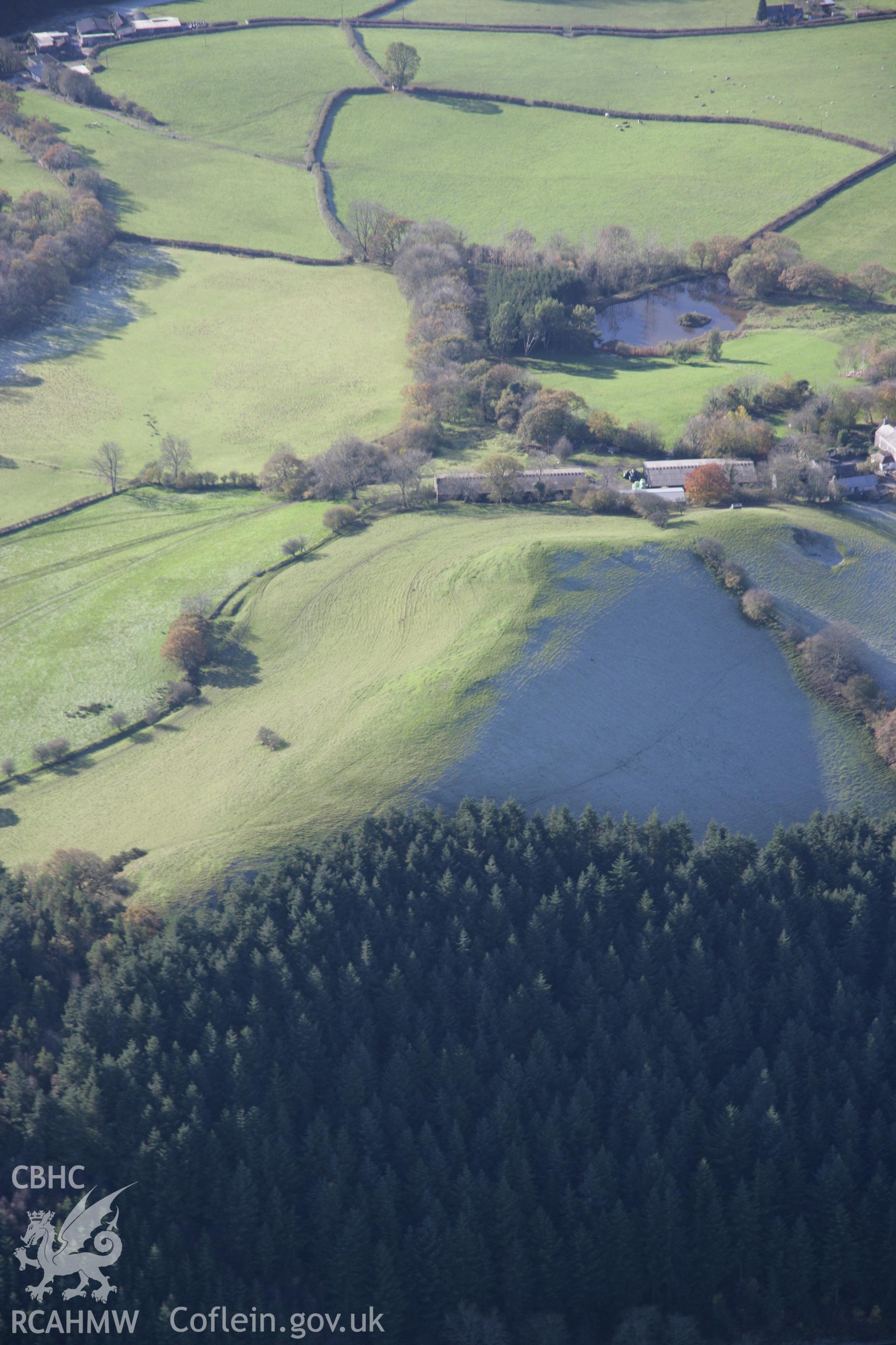 RCAHMW colour oblique photograph of Mandinam, hillfort, view from east. Taken by Toby Driver on 17/11/2005.