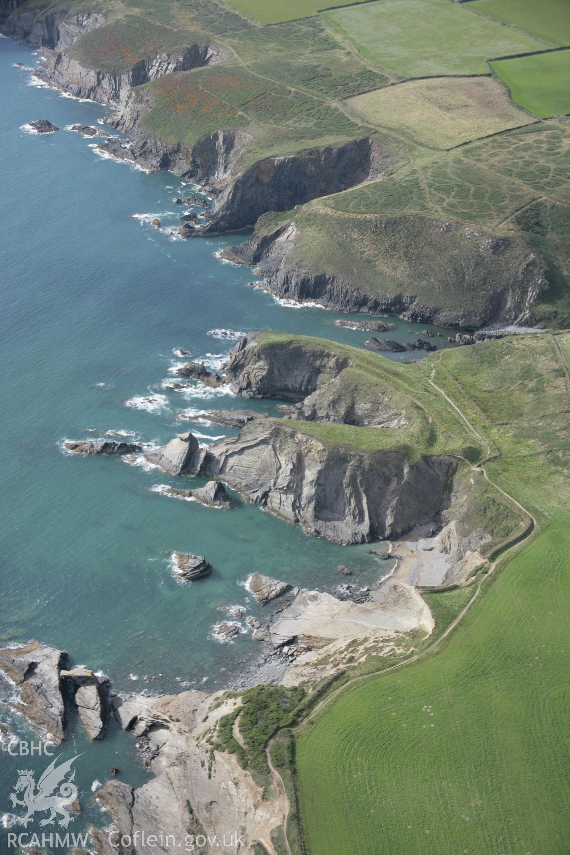RCAHMW digital colour oblique photograph of Porth y Rhaw promontory fort viewed from the south-east. Taken on 01/09/2005 by T.G. Driver.