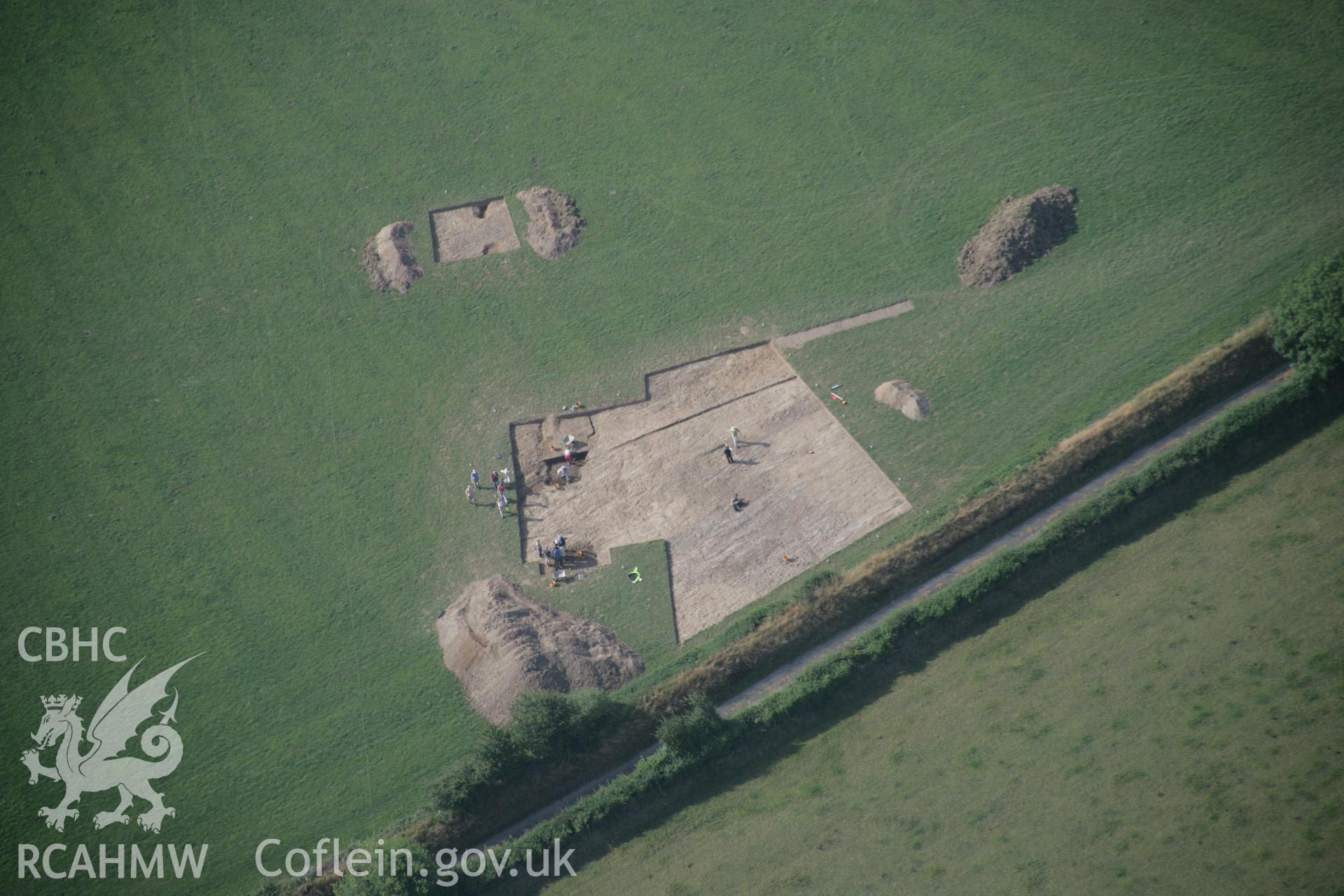 RCAHMW digital colour oblique photograph of Tre-Cefn-Isaf Cropmark Enclosure viewed from the north. Taken on 27/07/2005 by T.G. Driver.