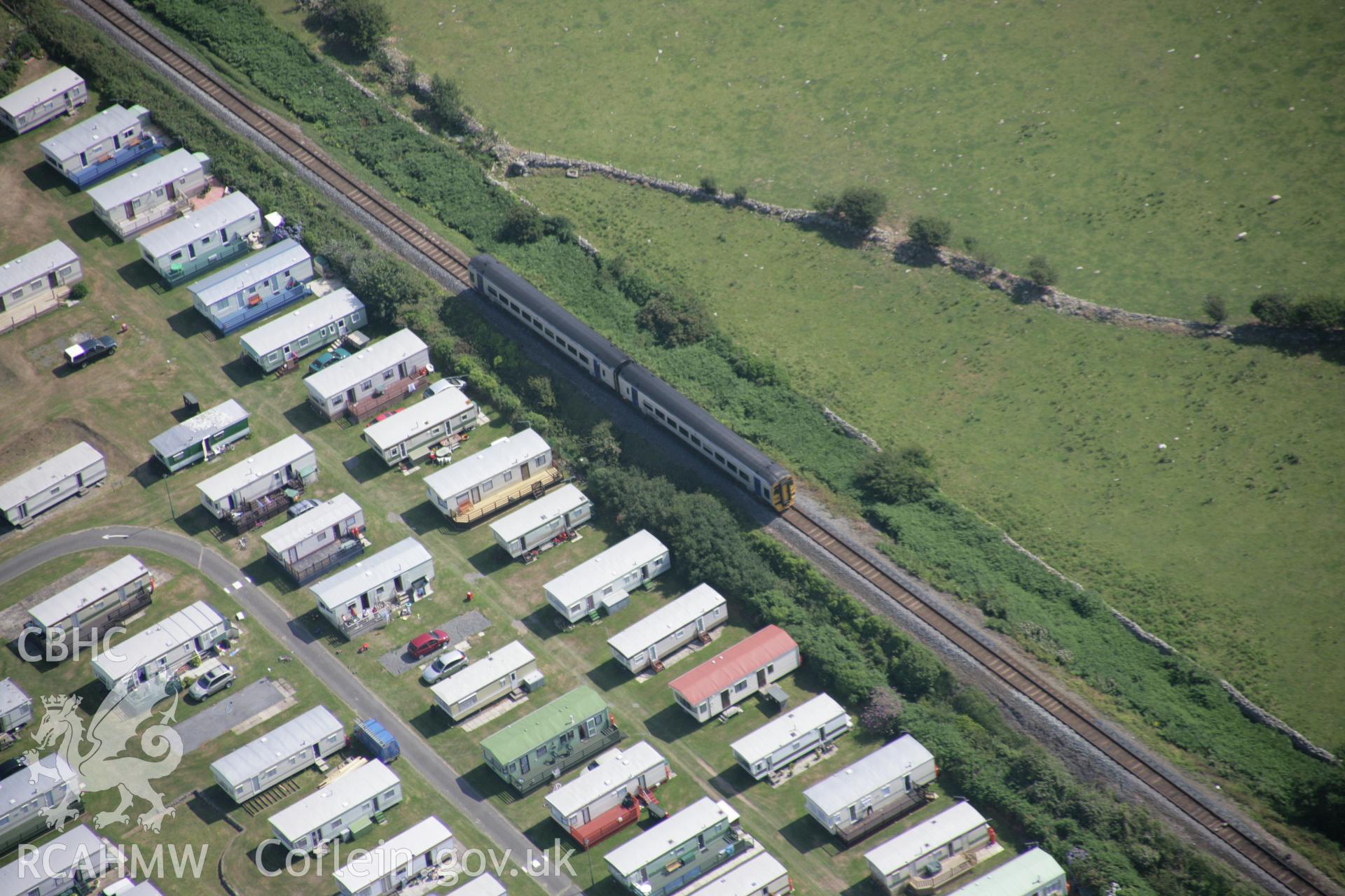 RCAHMW digital colour oblique photograph of Llwyngwril Camp. Taken on 27/07/2005 by T.G. Driver.