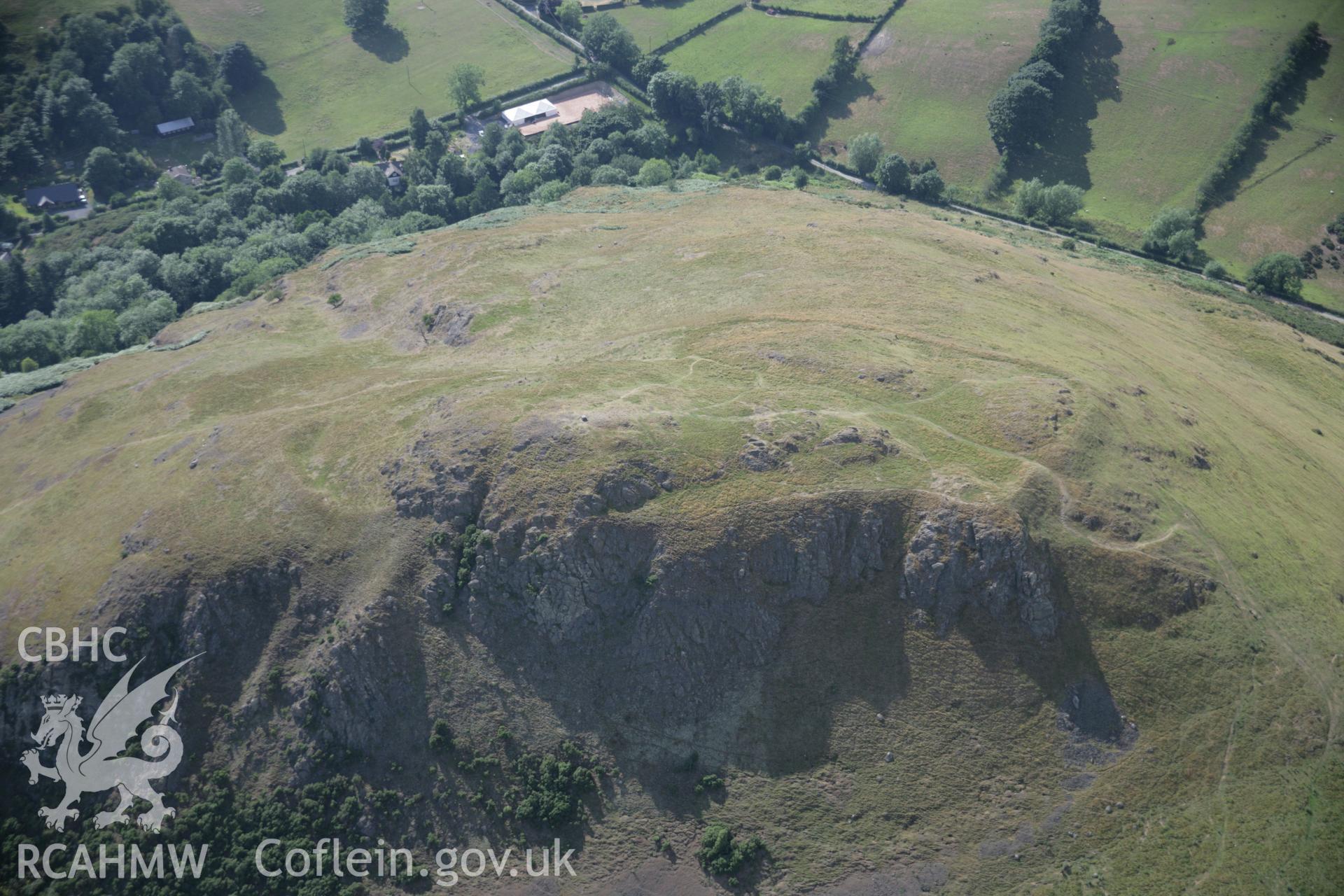 RCAHMW digital colour oblique photograph of Roundton enclosure viewed from the south-east. Taken on 21/07/2005 by T.G. Driver.