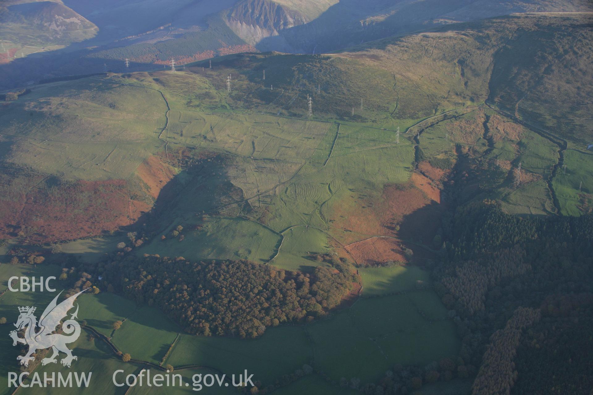 RCAHMW colour oblique aerial photograph of Ffridd Ddu Field System. A wide view from the north-west. Taken on 21 November 2005 by Toby Driver